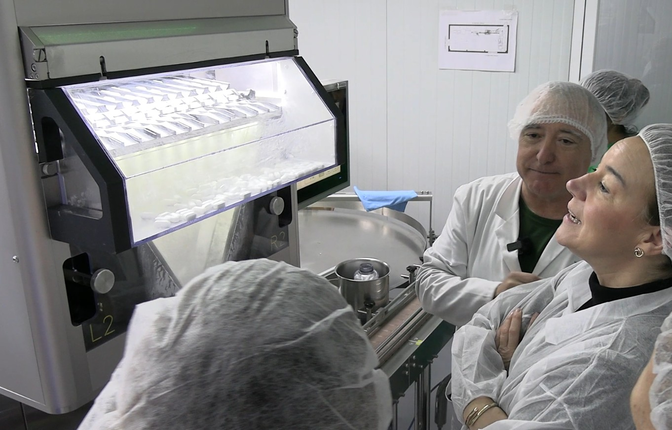 La creatina suele consumirse de forma sencilla. Generalmente se mezcla con agua u otras bebidas. Esto facilita su incorporación en el día a día.