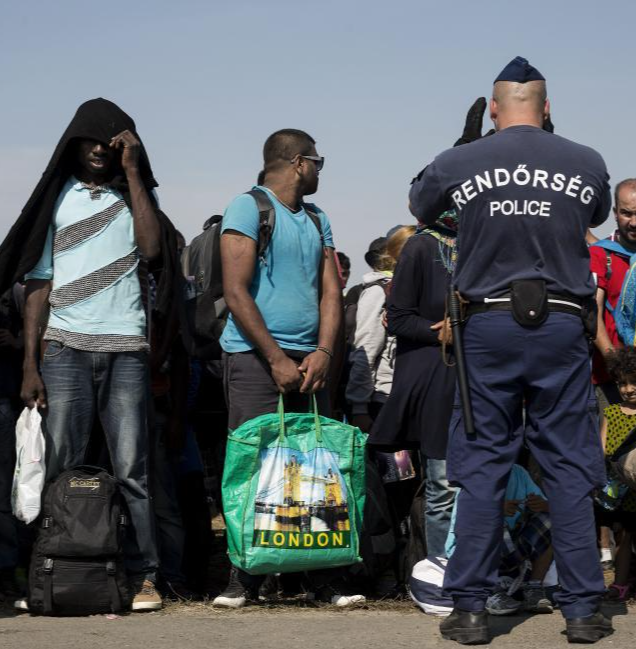 En 2025, la Unión Europea ordenó la devolución a terceros países de 53.695 personas, pero solo 5.705 fueron expulsados