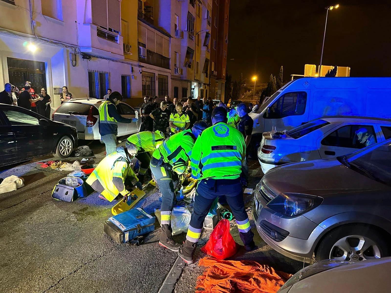 La puñalada impactó en la zona del pecho. Afortunadamente, el golpe se detuvo en el esternón, evitando daños mayores. El herido fue trasladado a un centro hospitalario, donde permanece bajo observación.