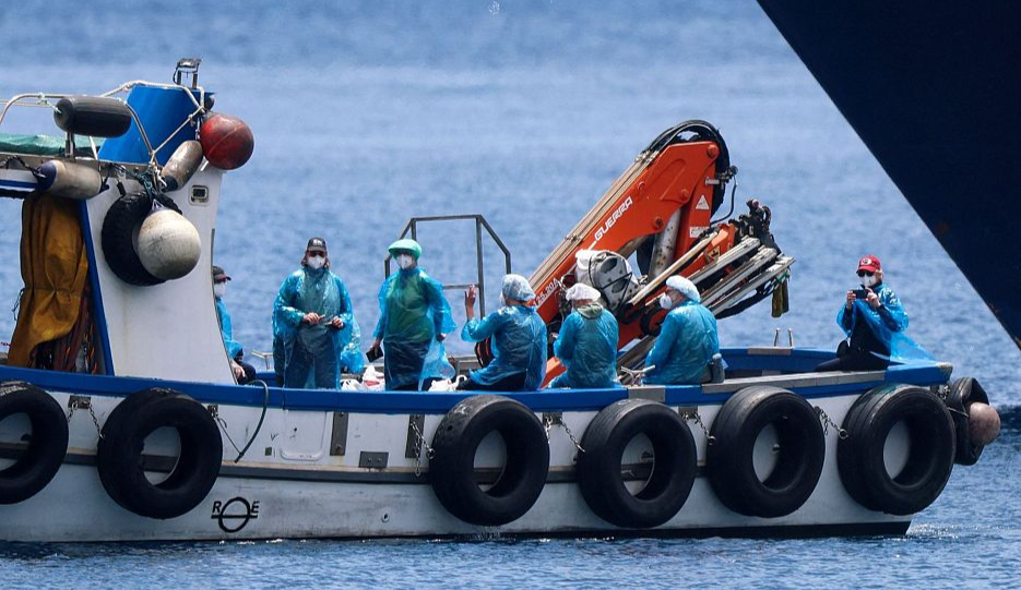 Llegan a tierra los viajeros del crucero con hantavirus