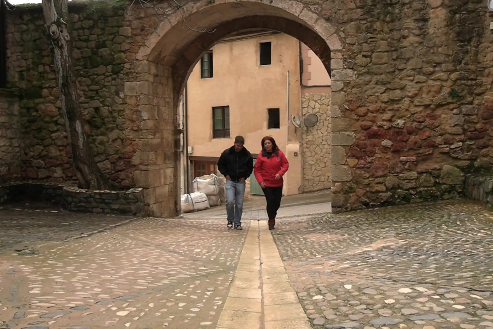 Las vistas desde arriba son, sencillamente, espectaculares. Desde allí entendimos la importancia defensiva y económica de Poza, un enclave que durante siglos controló la distribución de la sal.