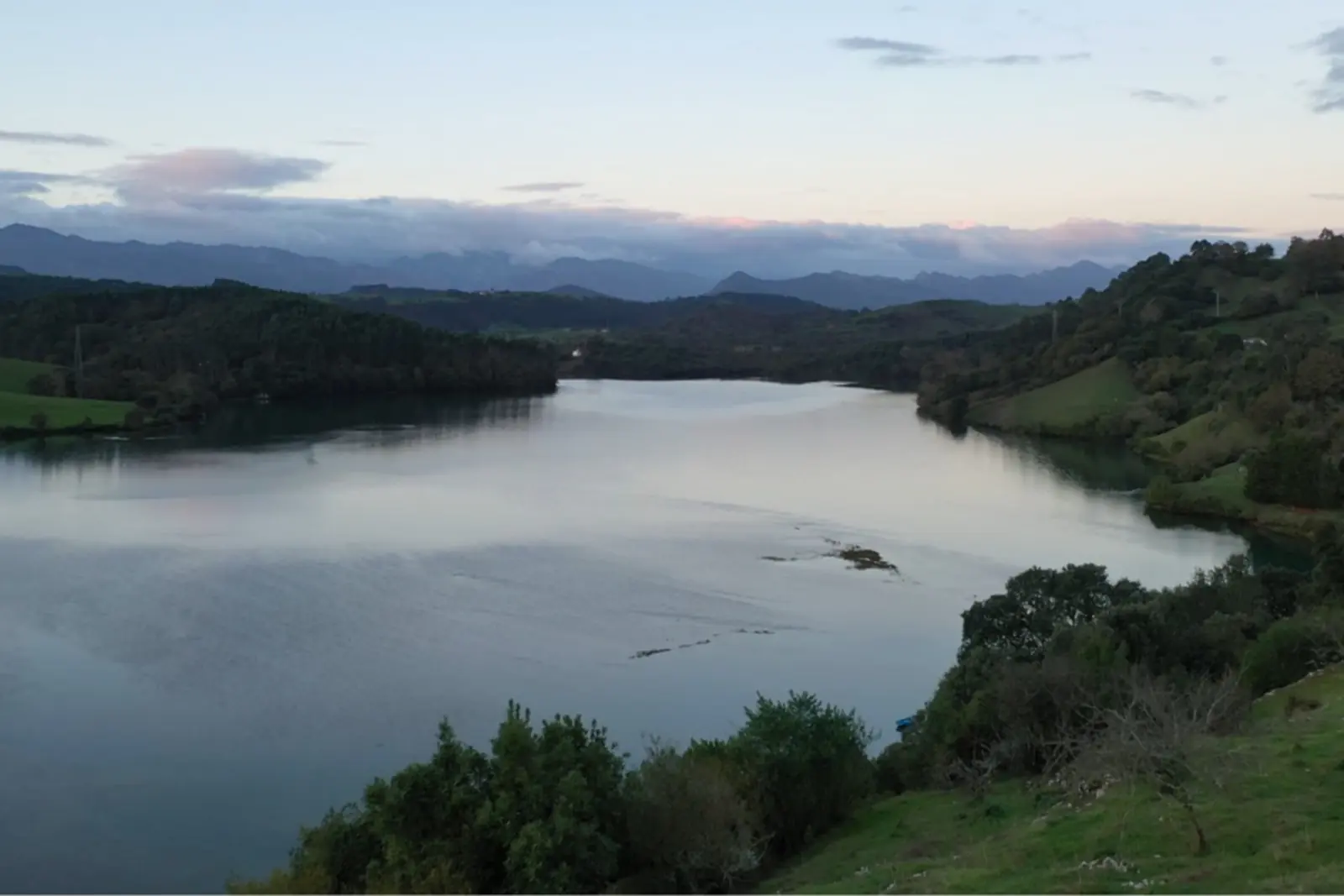 San Vicente de la Barquera marca el inicio del camino y simboliza el encuentro entre mar y fe.