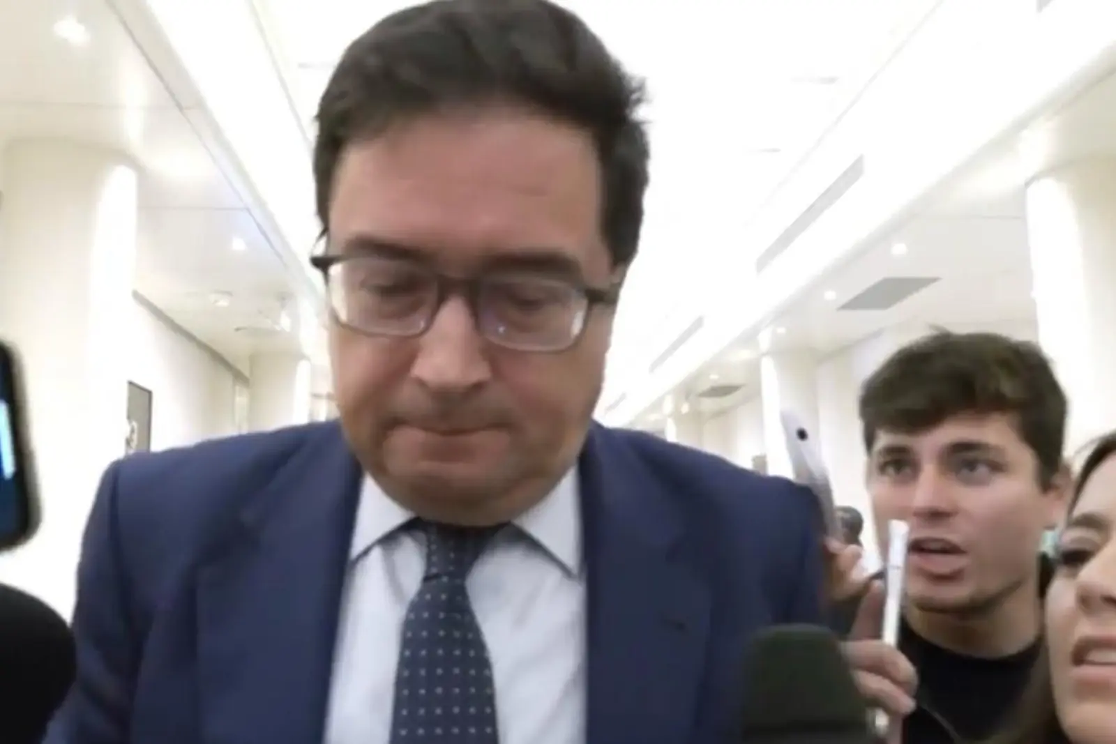 El periodista de EDATV Vito Quiles interrogó al ministro Óscar López