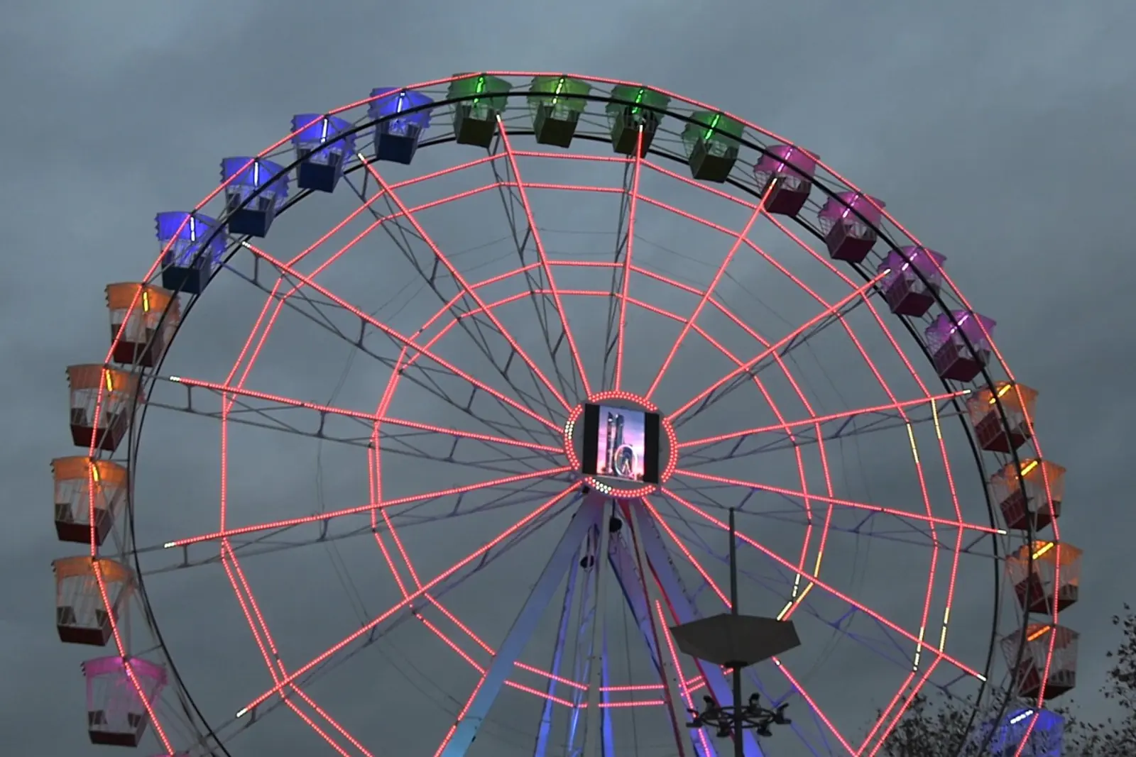 La cultura ocupa un lugar destacado. Musicales, teatro infantil y circo se suceden durante semanas. Los belenes artísticos atraen a vecinos y visitantes.