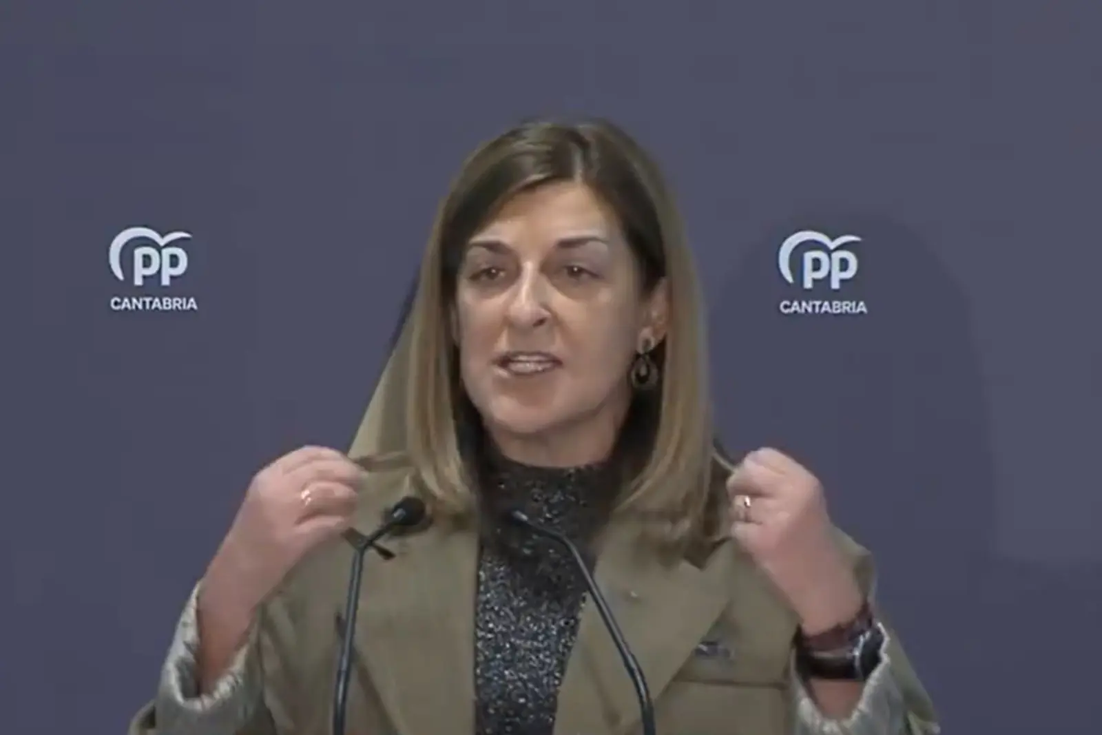 La presidenta de Cantabria apela a la responsabilidad interna ante un escenario político