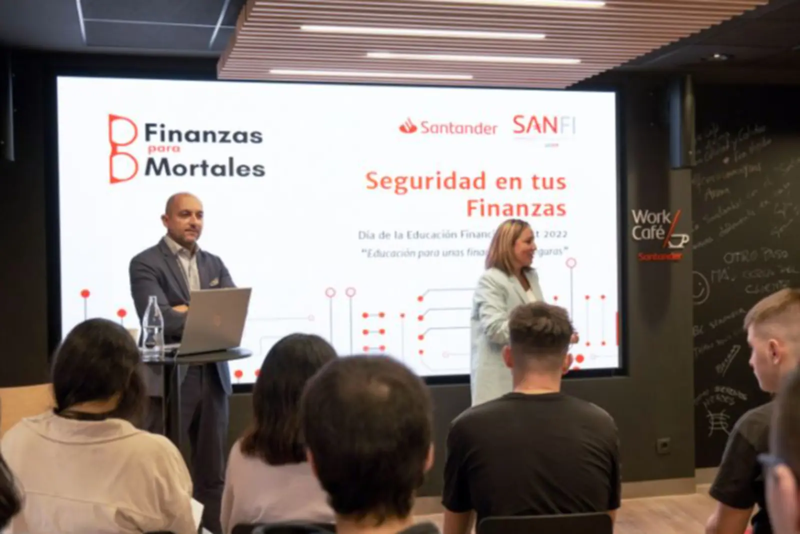 Una sesión de educación financiera para jóvenes dentro del programa Finanzas para Mortales