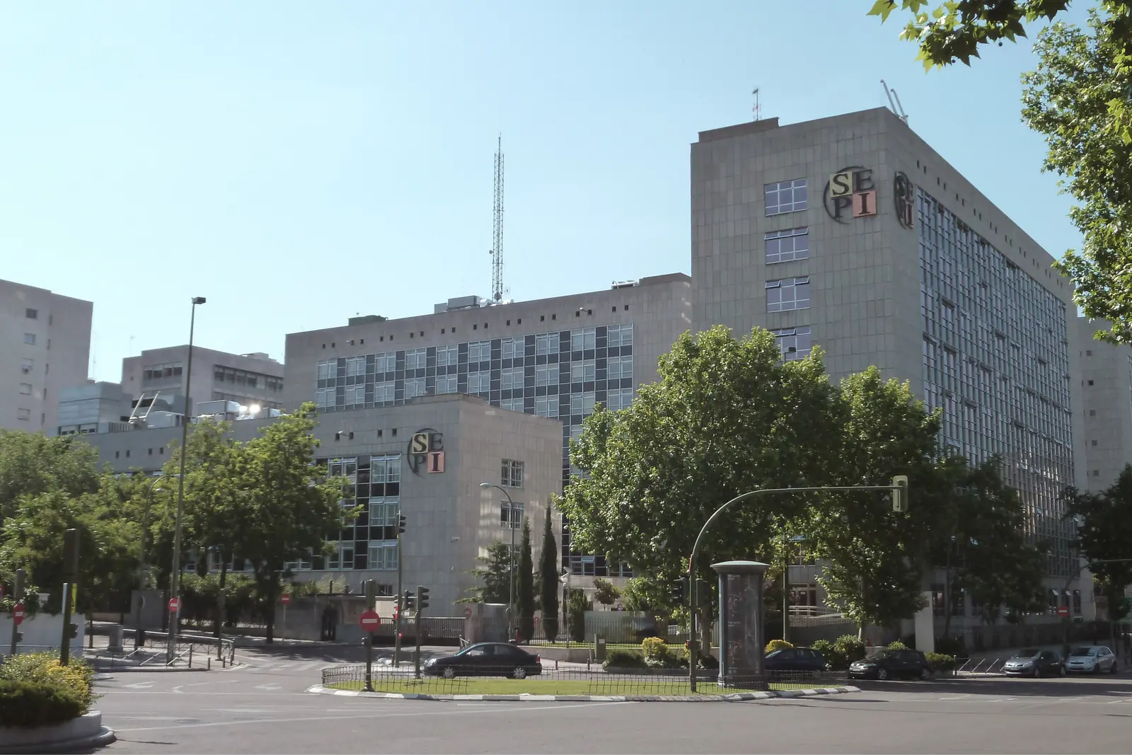 La SEPI tampoco es ajena a esta deriva. Su deuda bancaria superó los 3.500 millones. Hacienda actúa como salvavidas permanente.