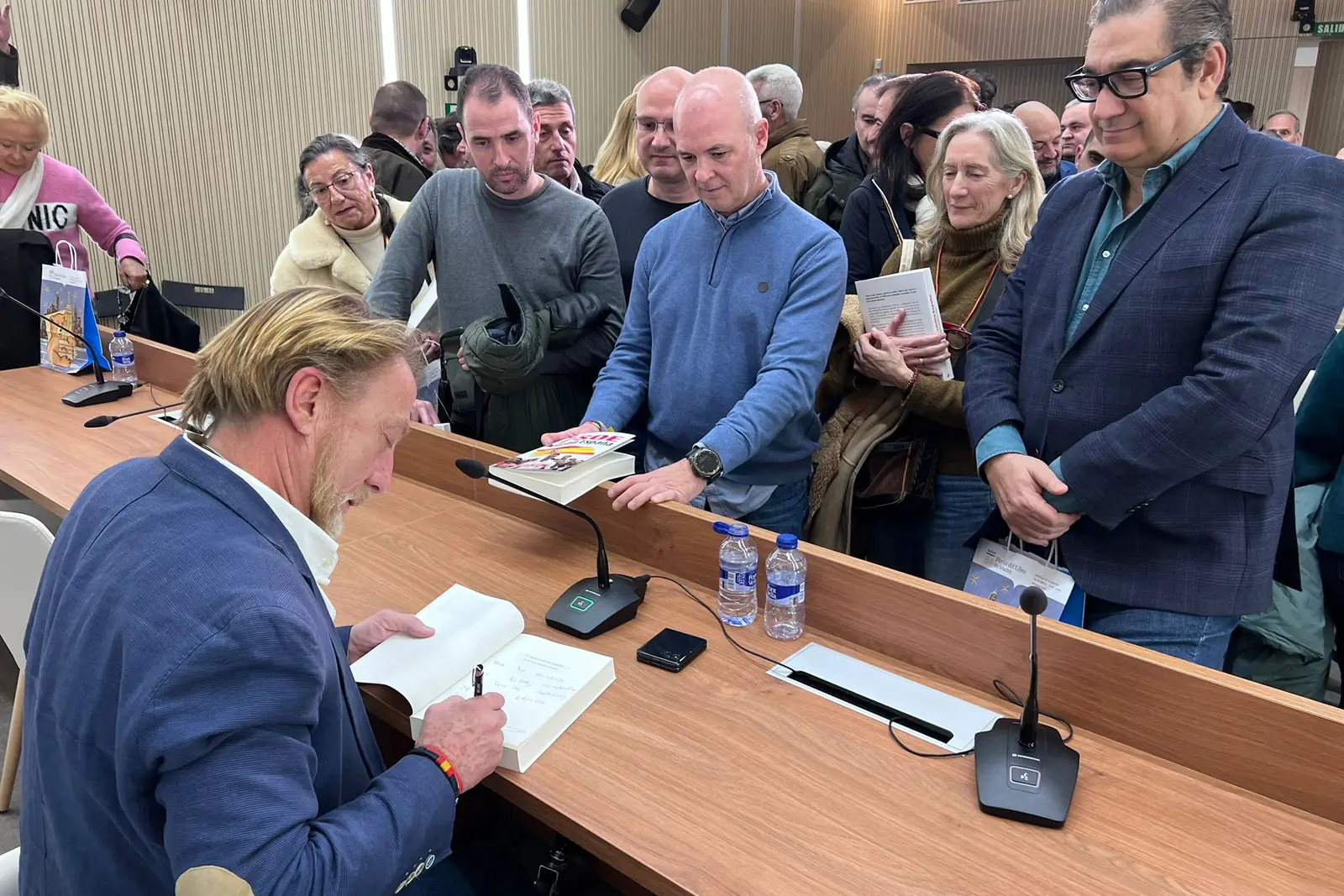  el libro pretendía ofrecer una visión crítica del PSOE y abrir un debate sobre su influencia en la historia reciente del país