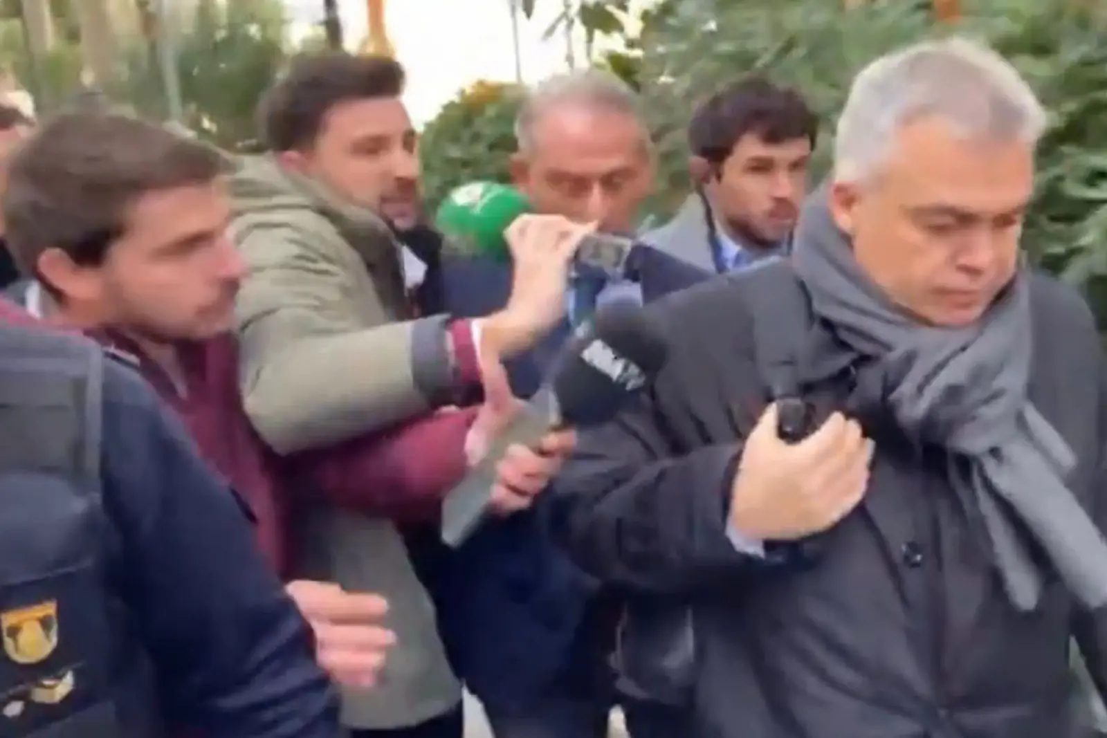 Santos Cerdán evitó responder a las preguntas formuladas por periodistas de EDATV