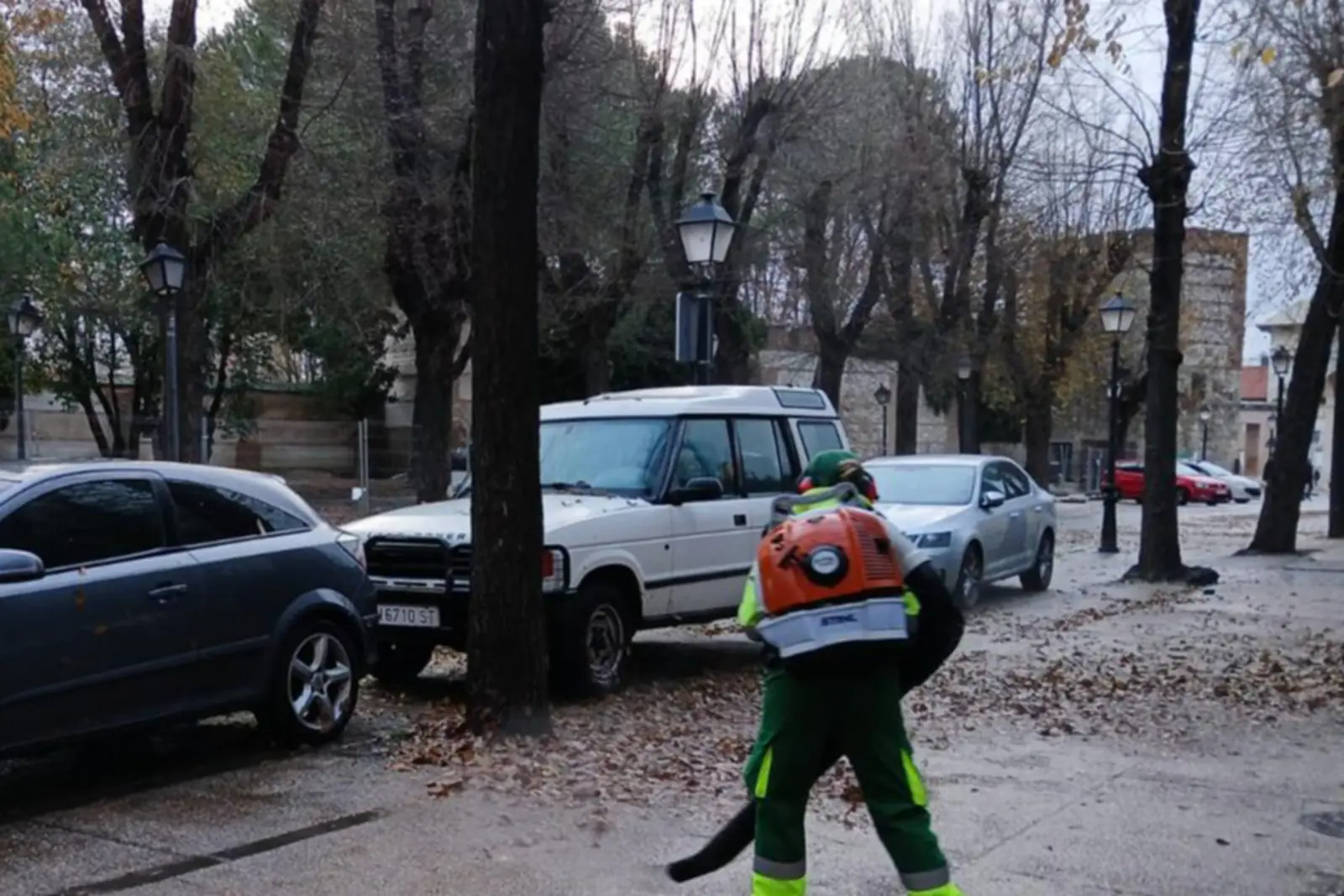 El Ayuntamiento de Alcalá de Henares ha intensificado el servicio de limpieza ante la caída de hojas