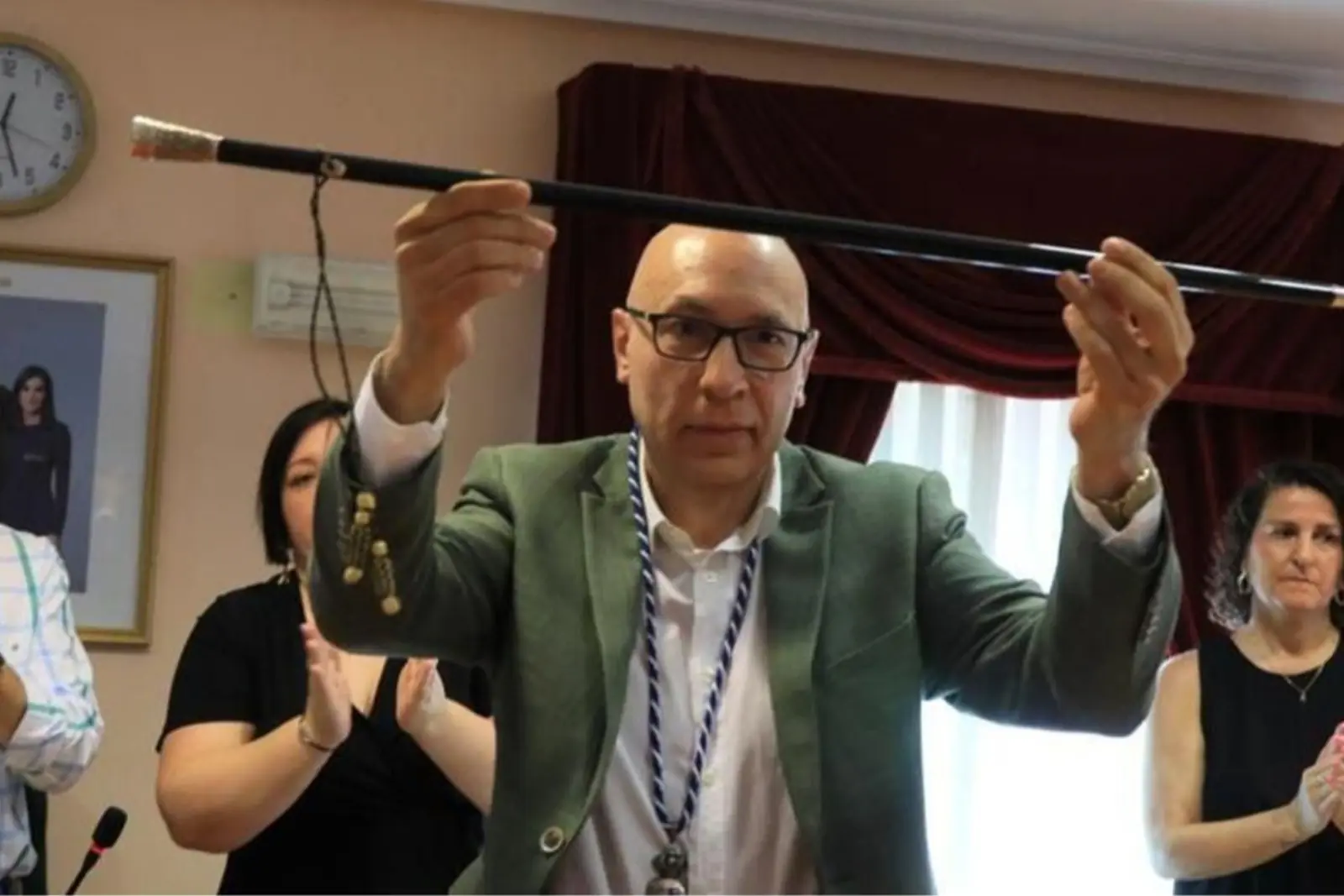 Niega haber cometido acoso.