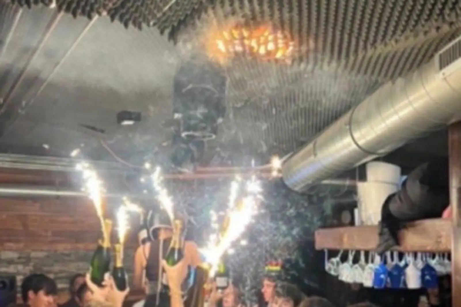 Durante la fiesta, estas botellas levantadas al aire podrían haber tocado el techo