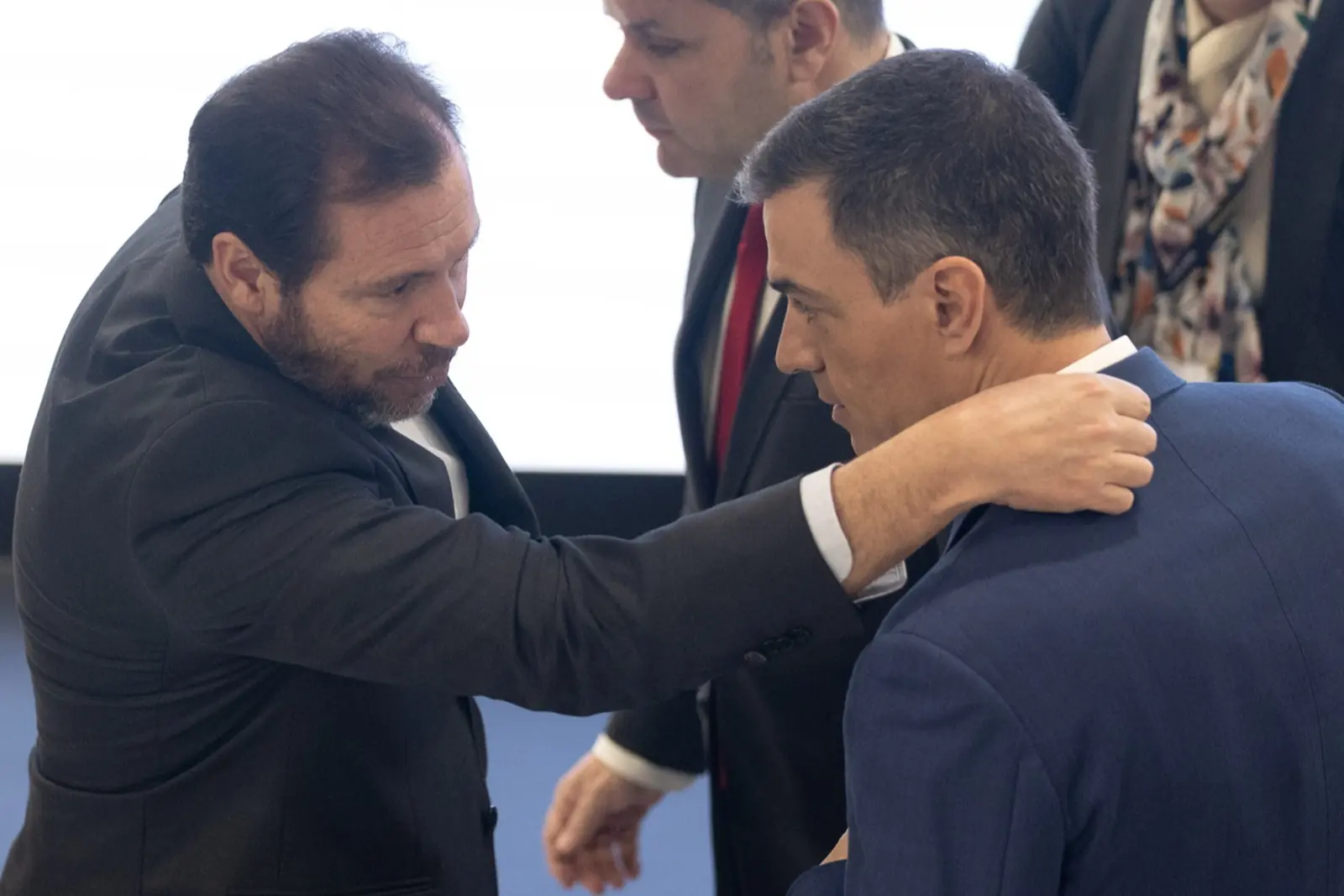 Pedro Sánchez reconoce la labor del ministro peor valorado de su Gobierno