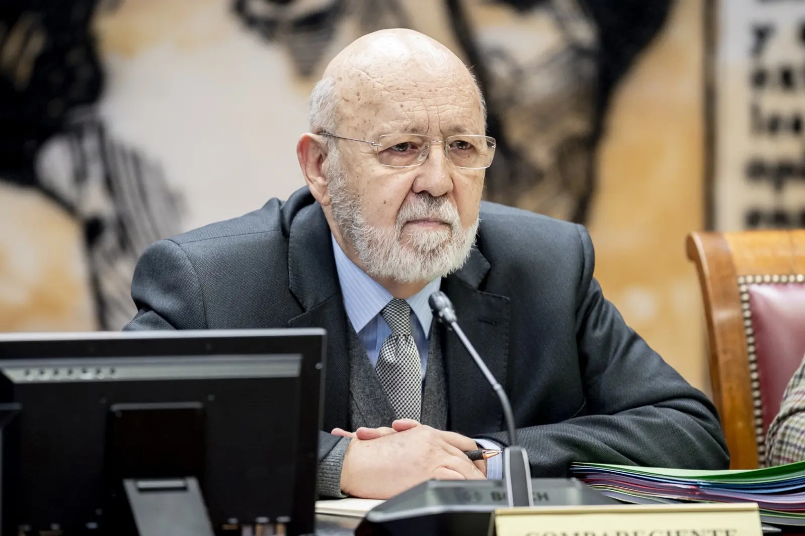 En él, solicitan que se examine si Tezanos posee dinero en el extranjero de origen ilícito