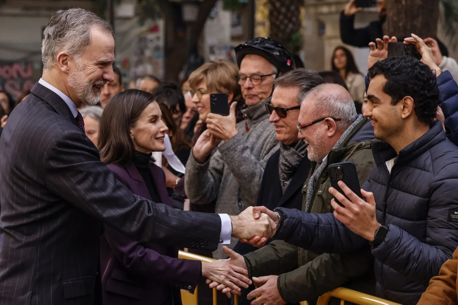Una familia de Paiporta, cuya vivienda quedó inundada hasta casi el segundo piso, expresó su agradecimiento