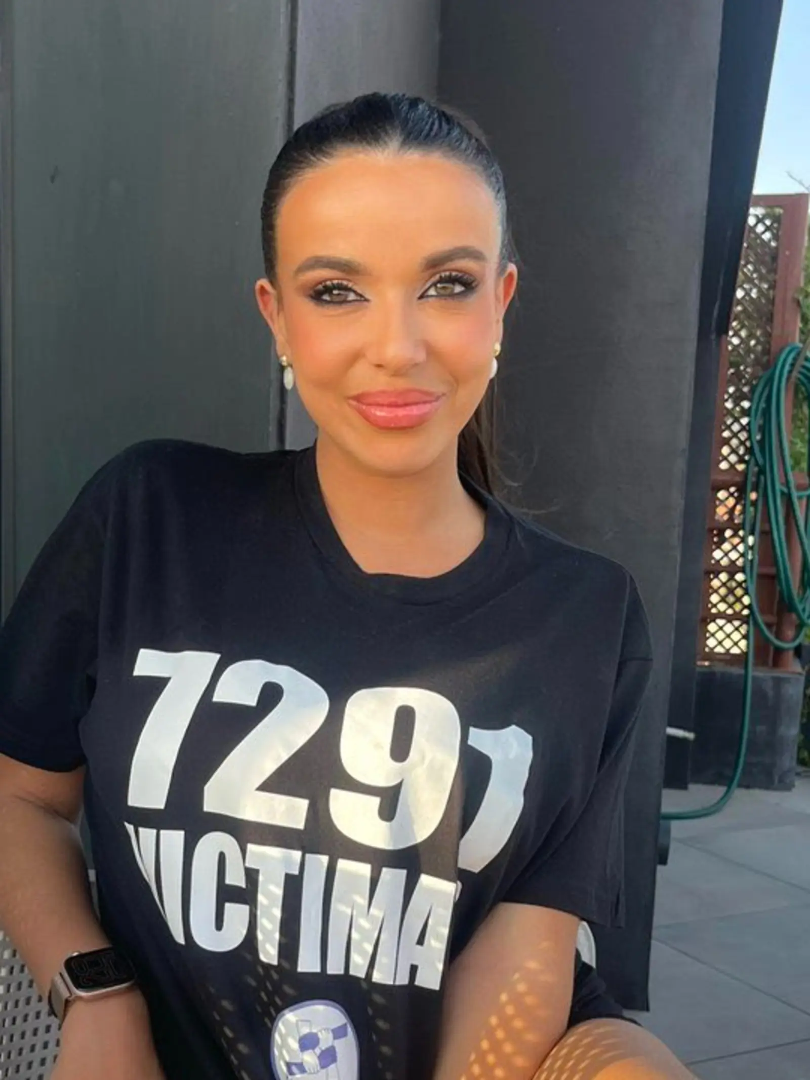 Santaolalla posando con una camiseta de las víctimas en las residencias de la Comunidad de Madrid