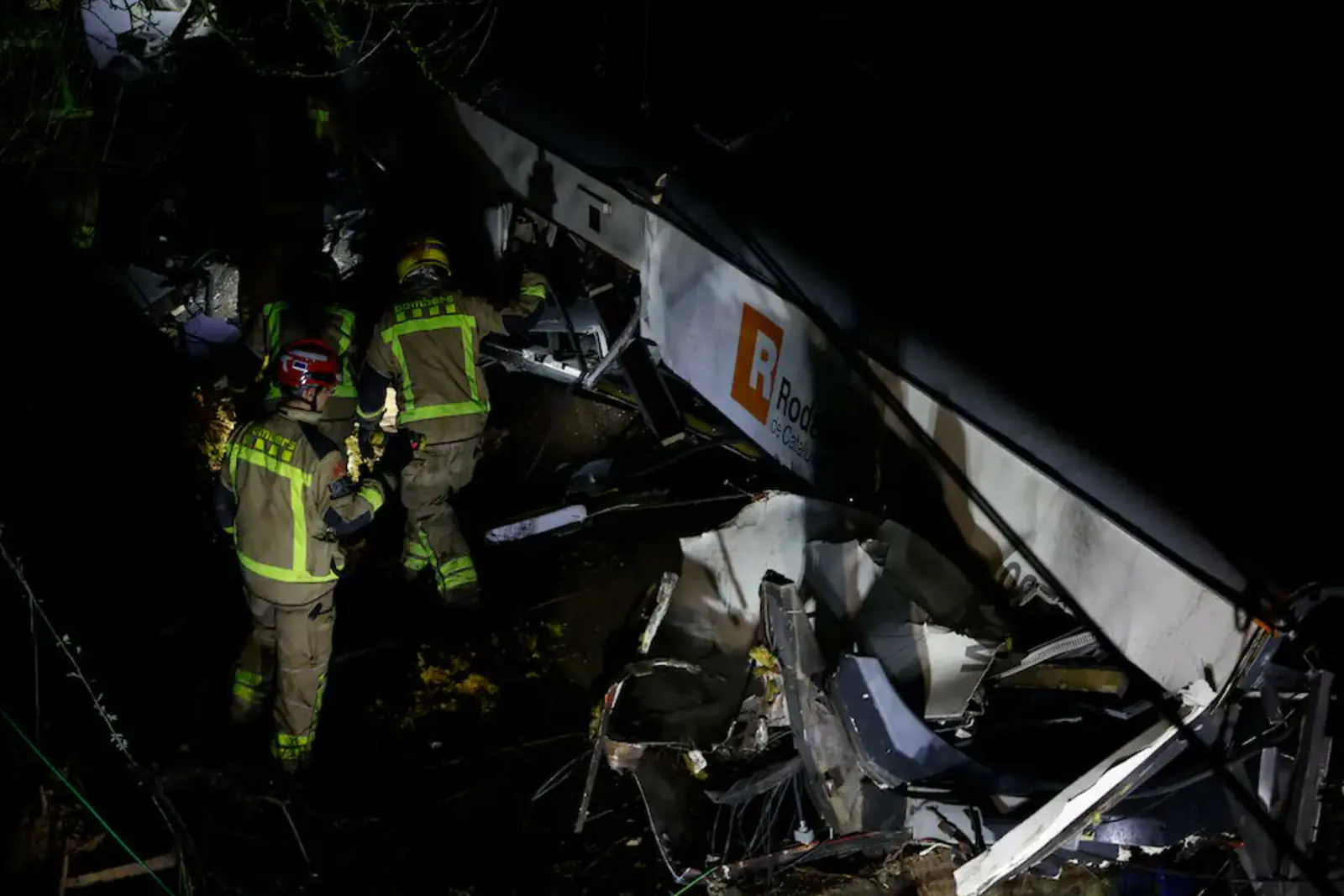 Muere un maquinista y 37 heridos tras chocar un tren Rodalies contra un muro en Gelida, Barcelona