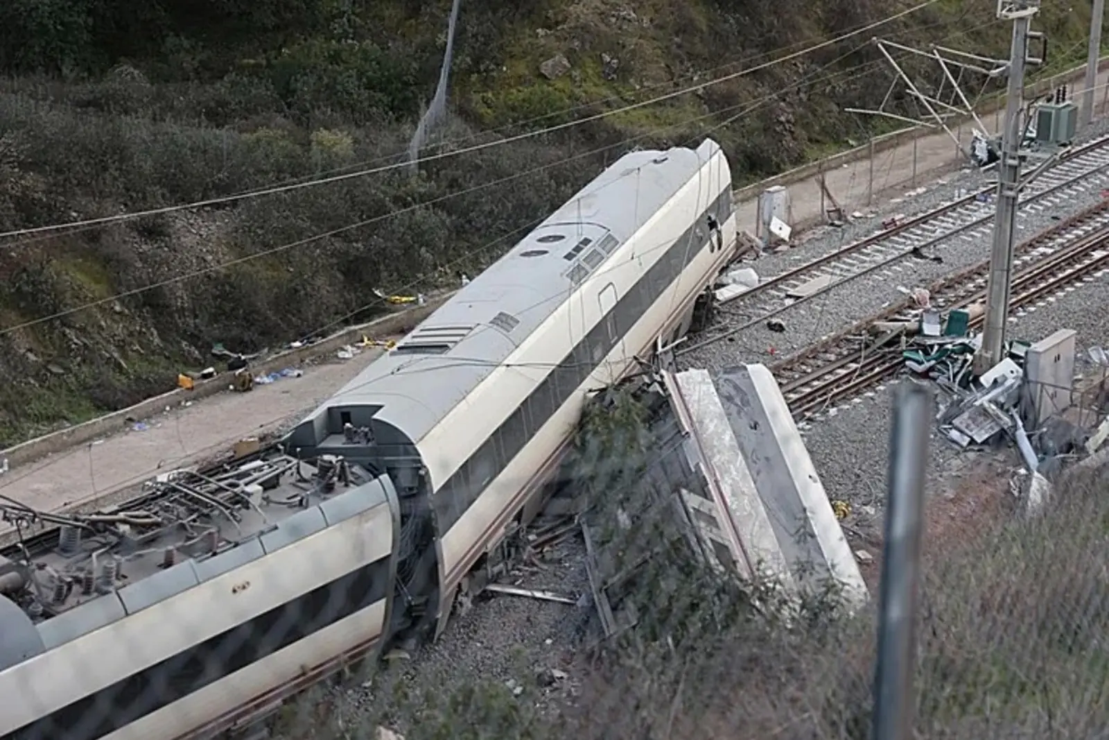 El accidente se produjo tras la colisión del Alvia con vagones de un tren Iryo descarrilado
