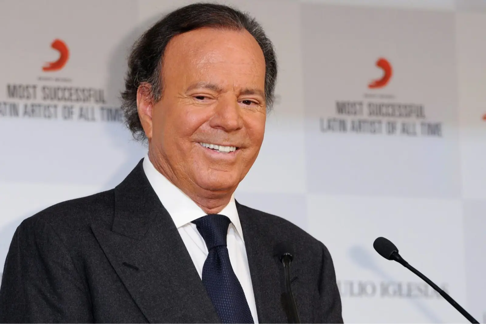 Julio Iglesias ha asegurado que está preparando su defensa.