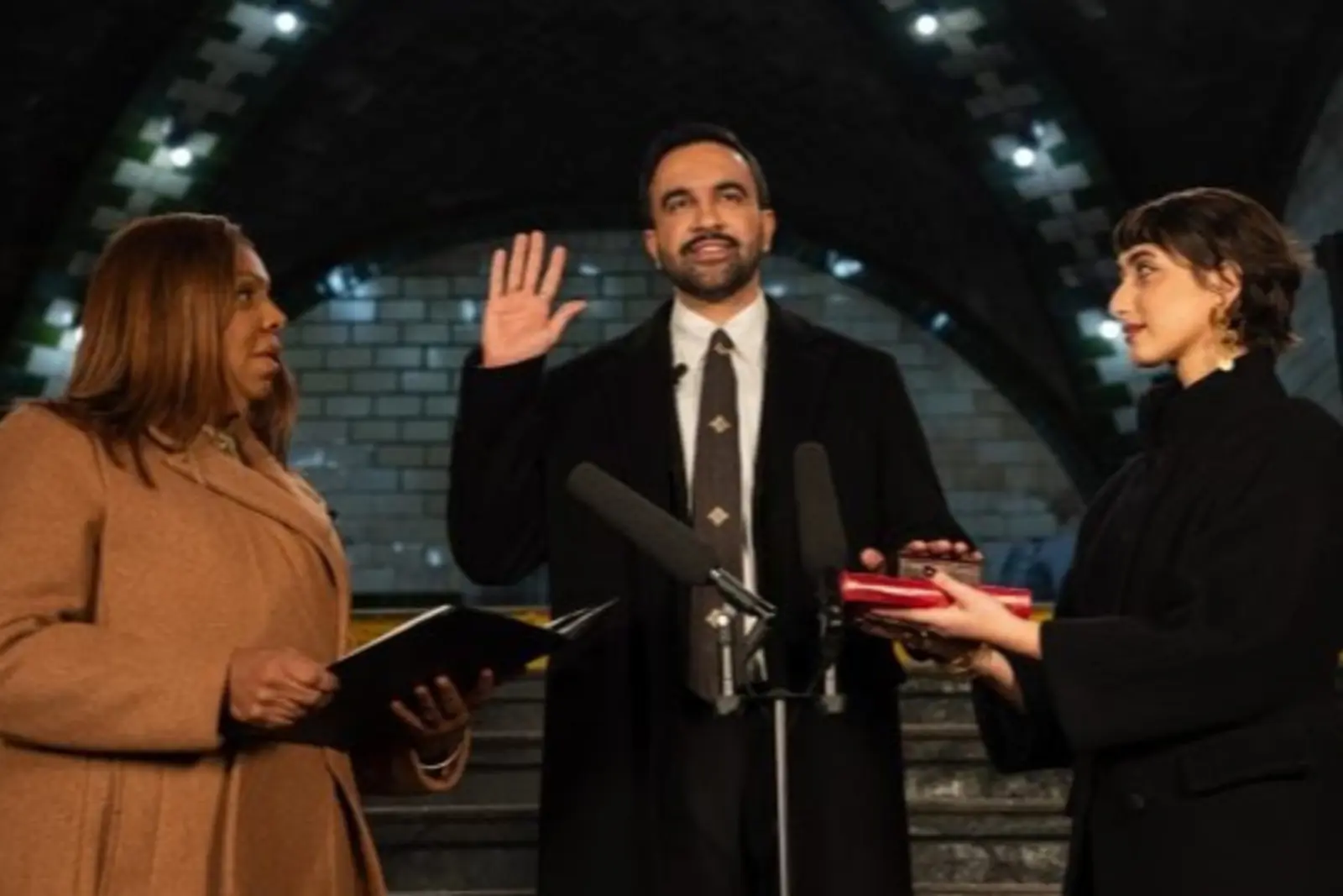 La izquierda aplaude lo que desprecia: Mamdani, el exotismo islamista y el ridículo del socialismo español