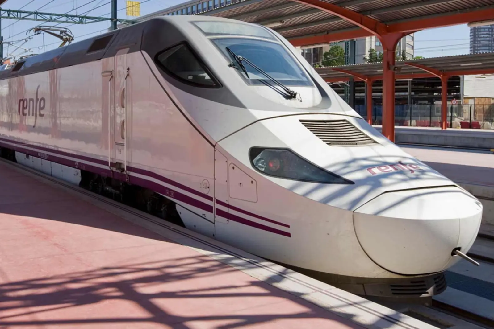 Tren de alta velocidad de la compañía Renfe detenido en un andén de estación techada