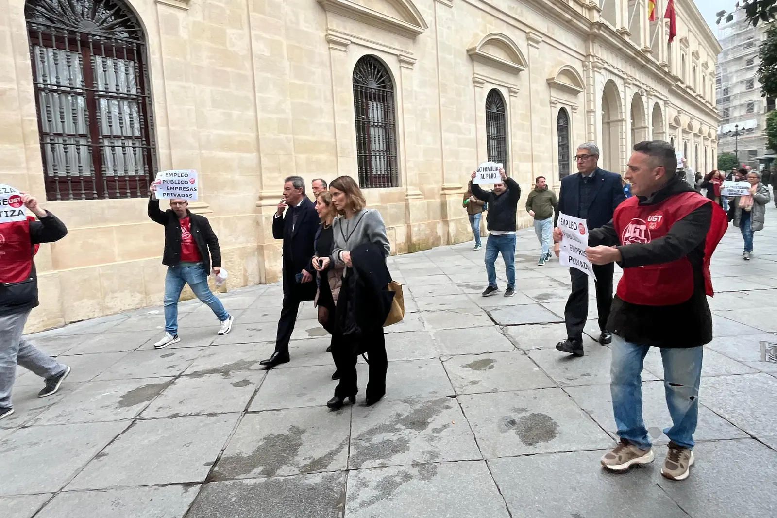 Posteriormente, la tensión se trasladó al interior del Ayuntamiento, obligando a desalojar un pleno municipal por alteraciones graves del orden.
