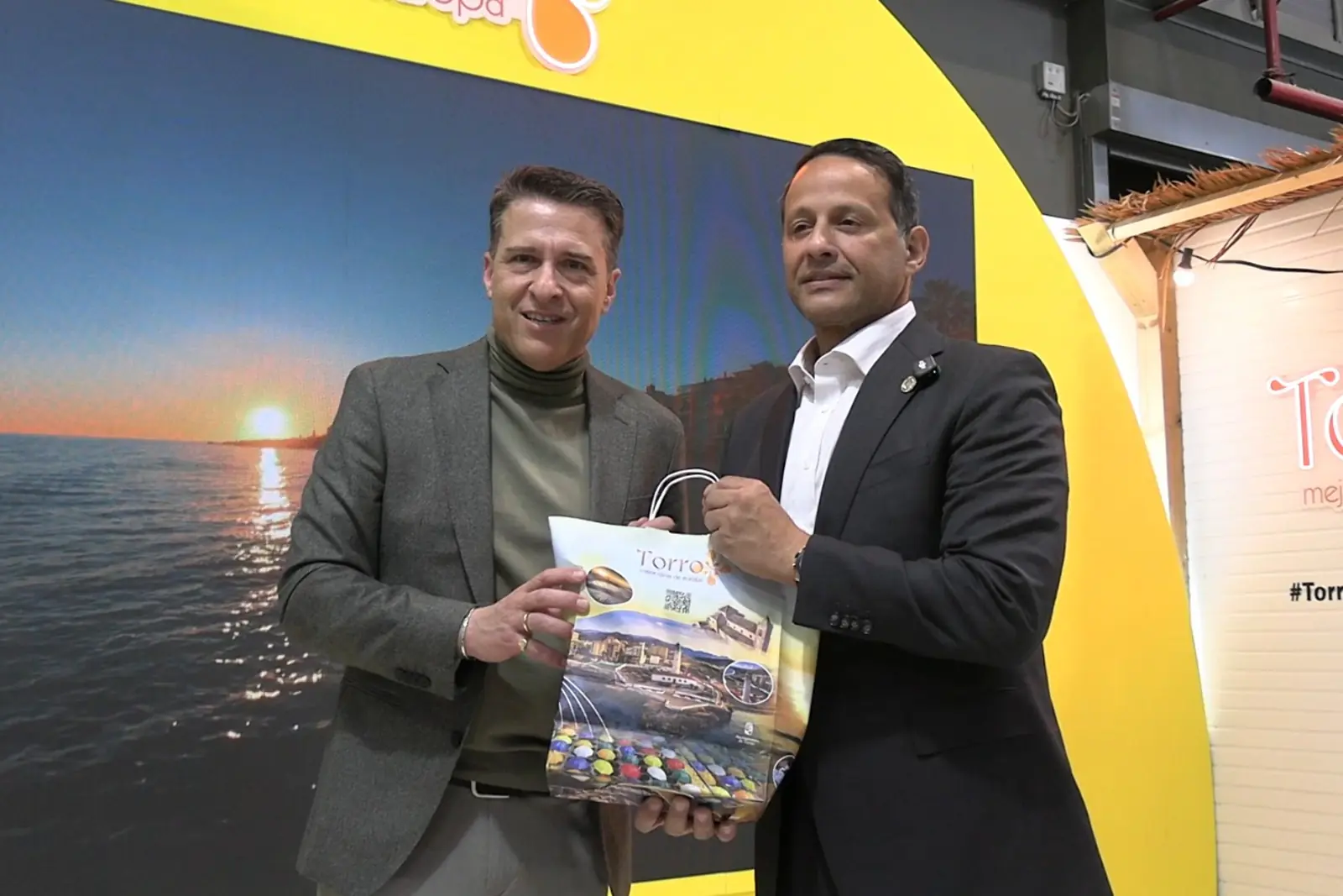 Uno de los rasgos diferenciales de Torrox es la conexión entre turismo y agricultura. La riqueza agrícola del municipio se refleja directamente en su oferta gastronómica.