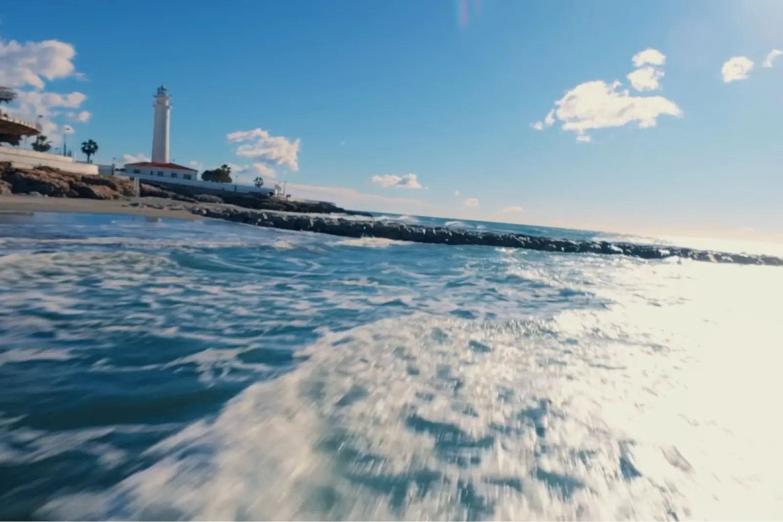 El clima, la cercanía al mar, el entorno agrícola y el ritmo pausado conforman un estilo de vida atractivo. Este modelo conecta con nuevas tendencias de turismo residencial y de larga estancia.