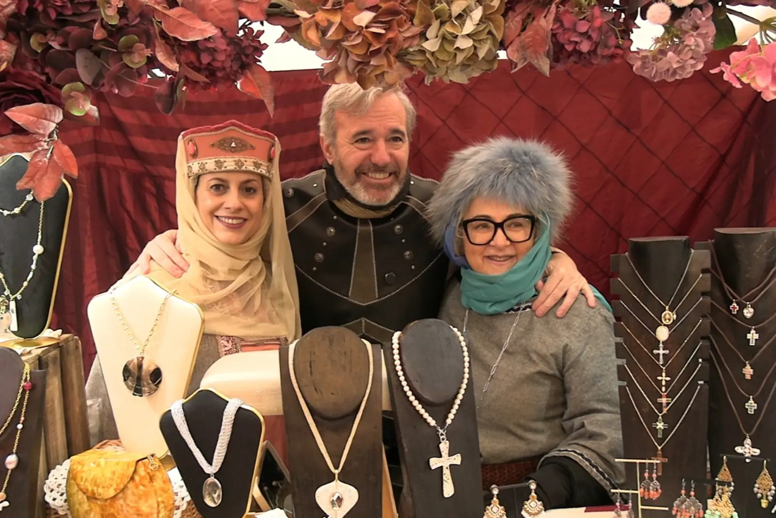 En la Plaza del Torico se escenifica el momento culminante. La negativa de Isabel provoca la muerte de Diego y el lamento posterior. El silencio del público refleja la intensidad emocional de la escena.