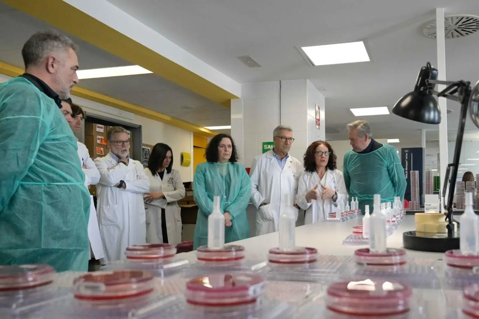 El Complejo Hospitalario Universitario de A Coruña lidera la automatización microbiológica con un sistema capaz de procesar 50.000 muestras mensuales