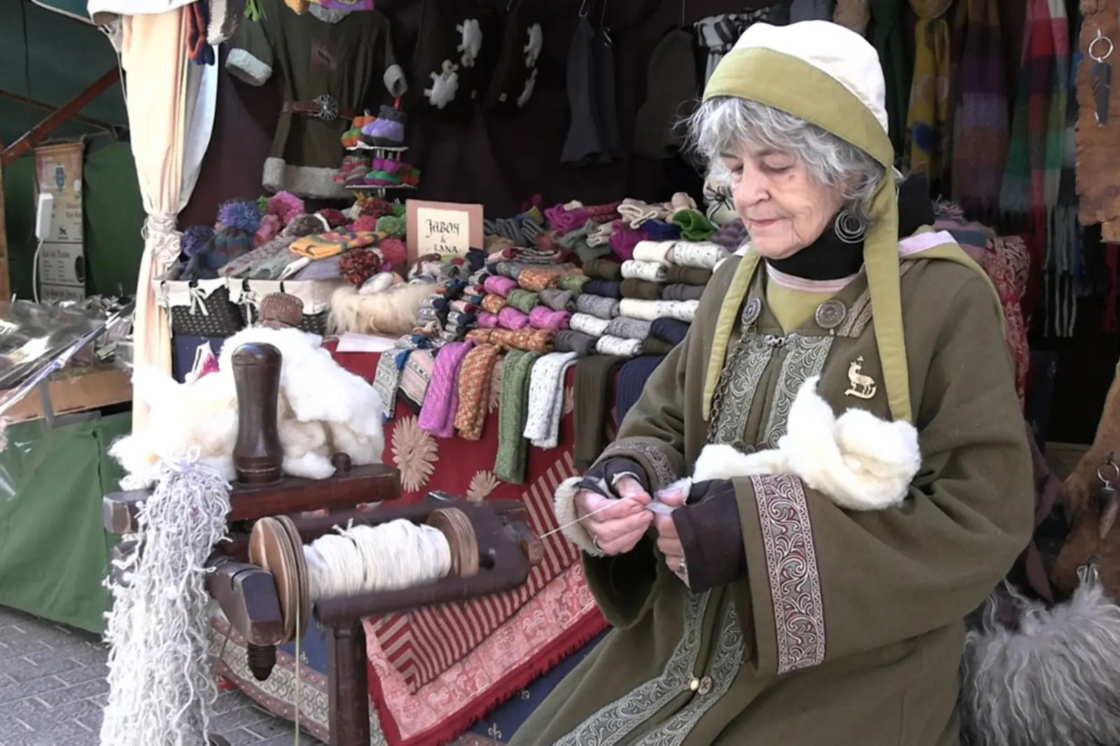 Más de 200 intérpretes participan en las escenas principales junto a músicos y bailarines.