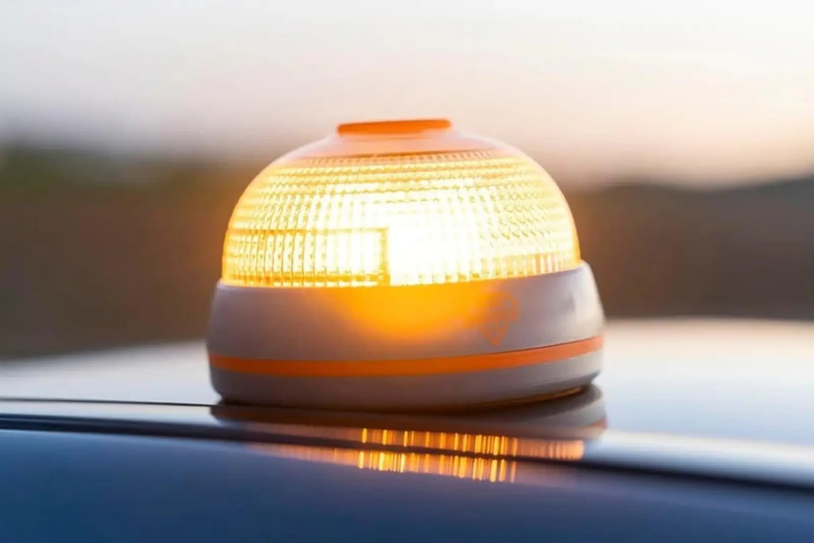 Caos con la Baliza V-16: multas sin cifras, obligación impuesta y un ministro que no sabe cuánto sanciona