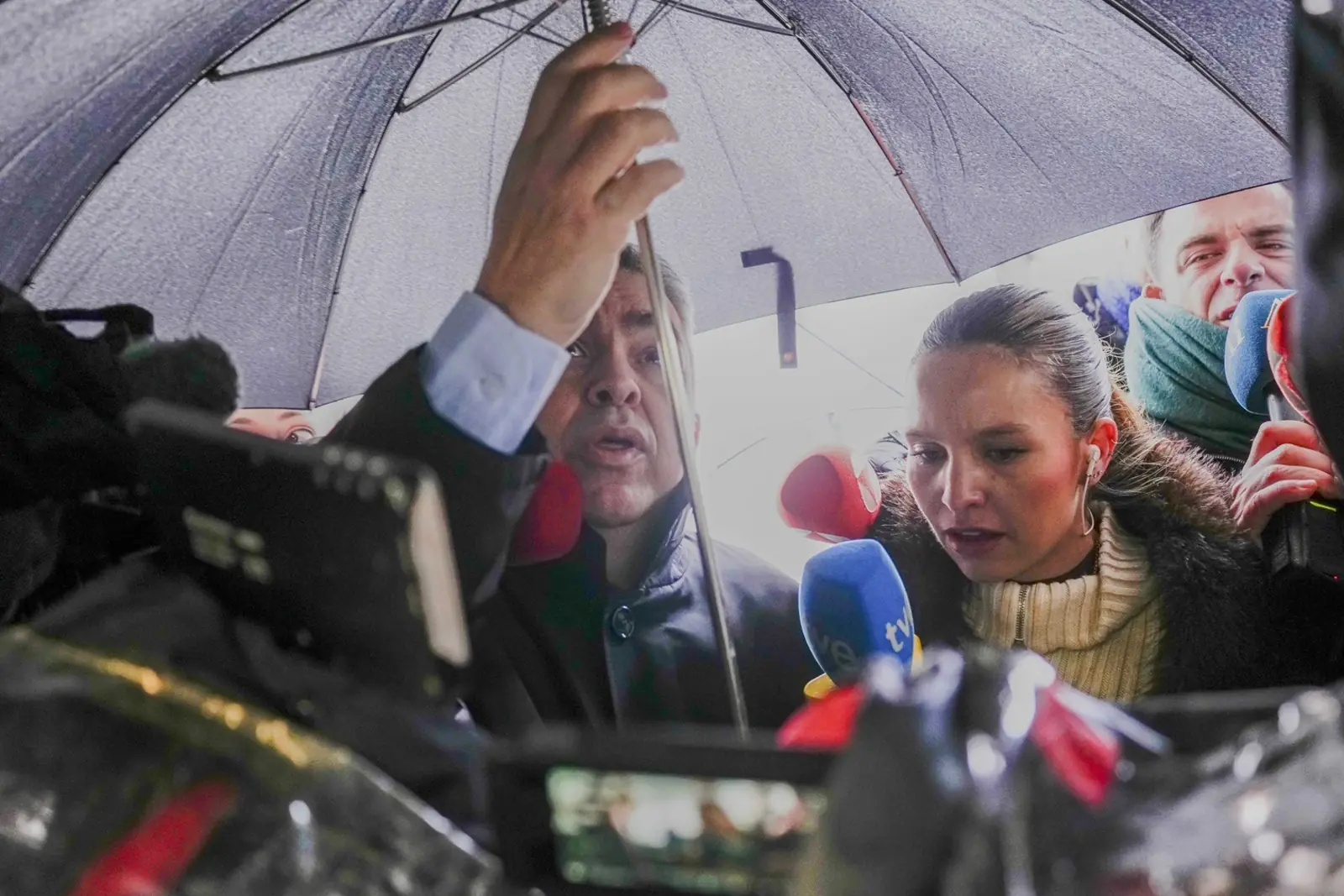 Santos Cerdán accedió por una puerta trasera con algunos minutos de retraso respecto a su cita