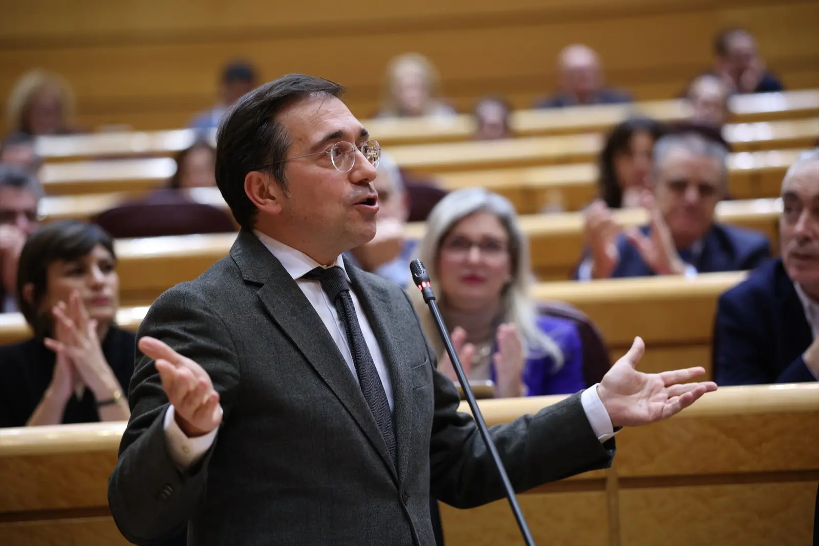 Tirón de orejas al Gobierno: los diplomáticos cargan contra Albares y revelan el colapso oculto del Ministerio de Exteriores