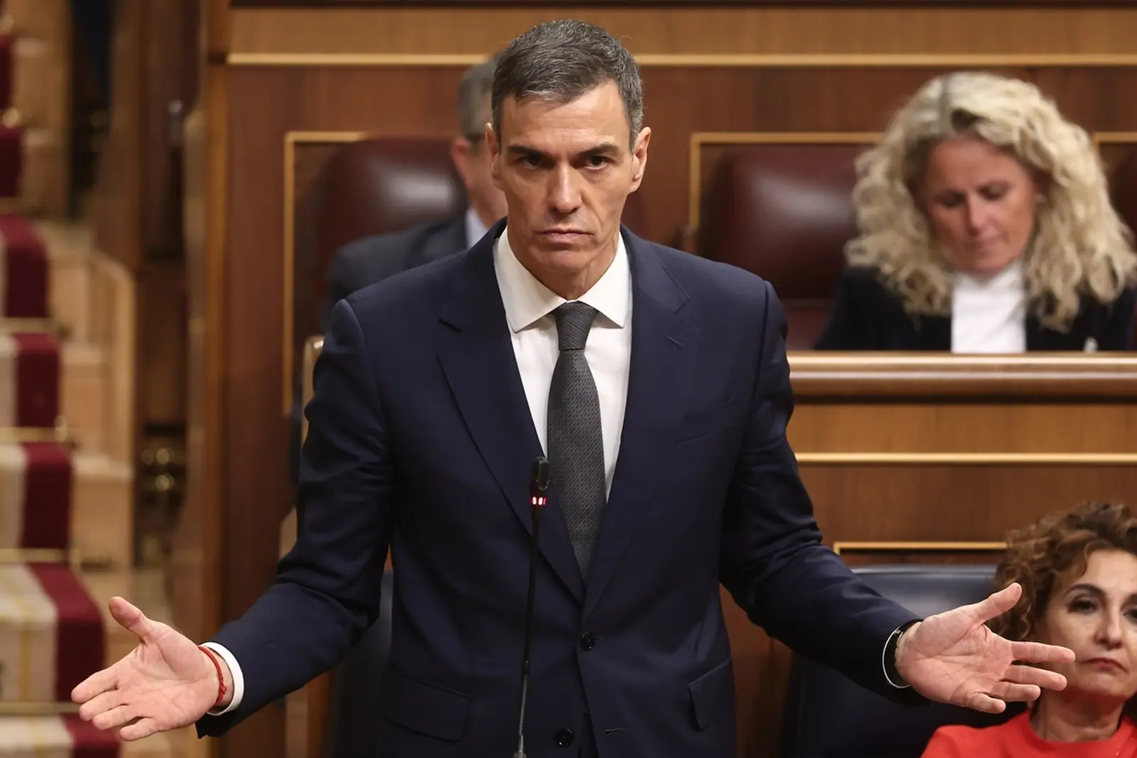 El doble discurso de Pedro Sánchez: posa con el Rey y permite que sus aliados cuestionen la nación