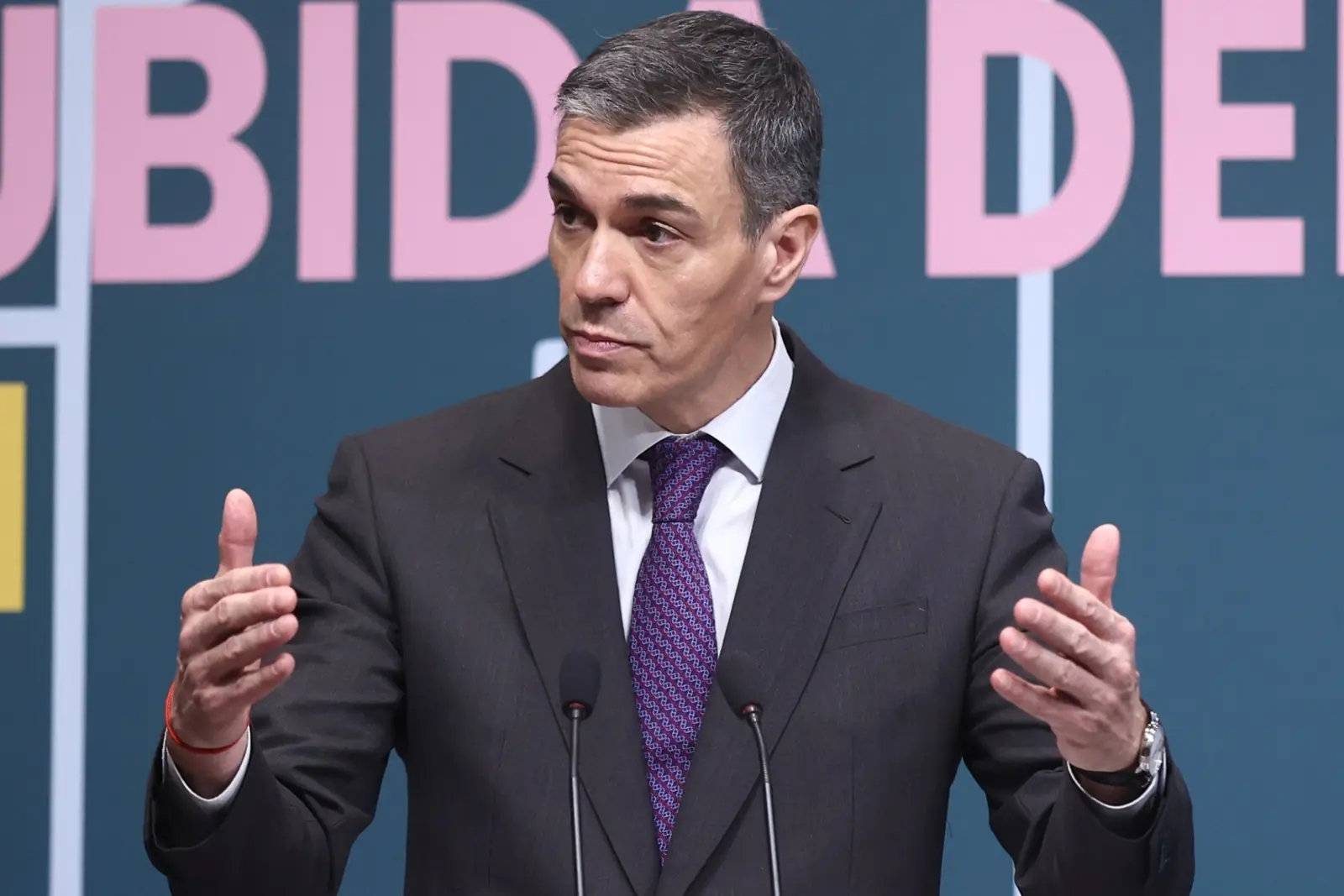 Pedro Sánchez impone privilegios para musulmanes en colegios públicos españoles con un decreto ideológico