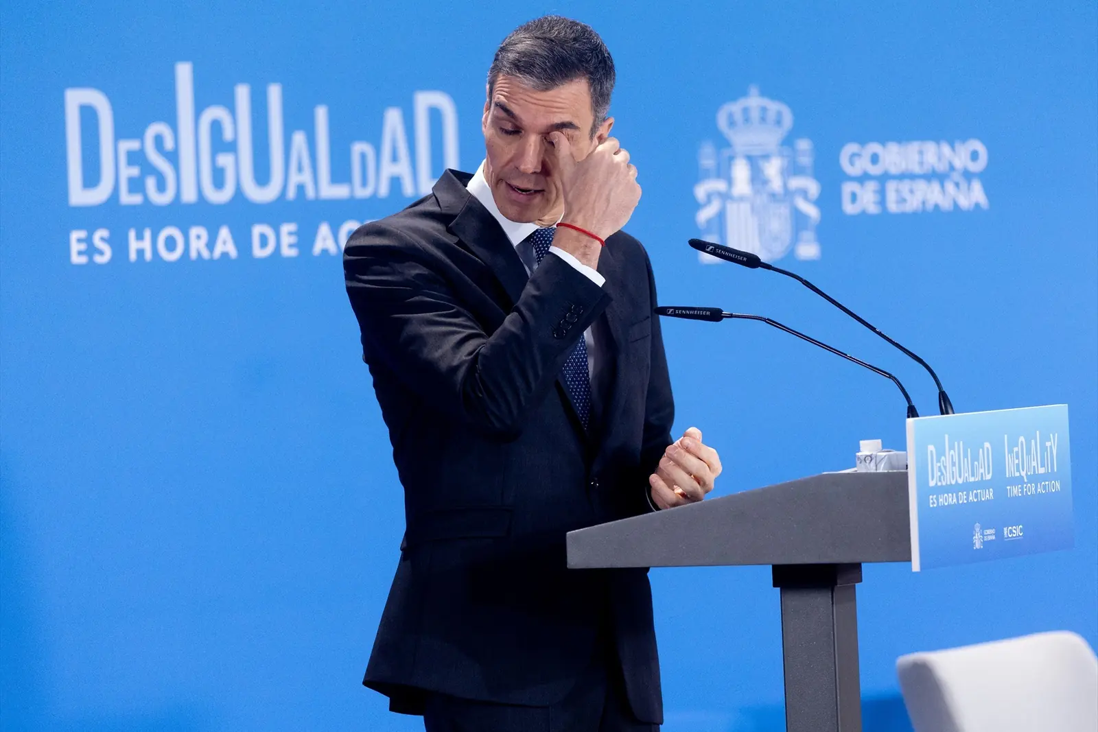 El Gobierno de España y su polémica vara de medir con los menores de 16 años: bebidas energéticas prohibidas, aborto y cambio de sexo permitido