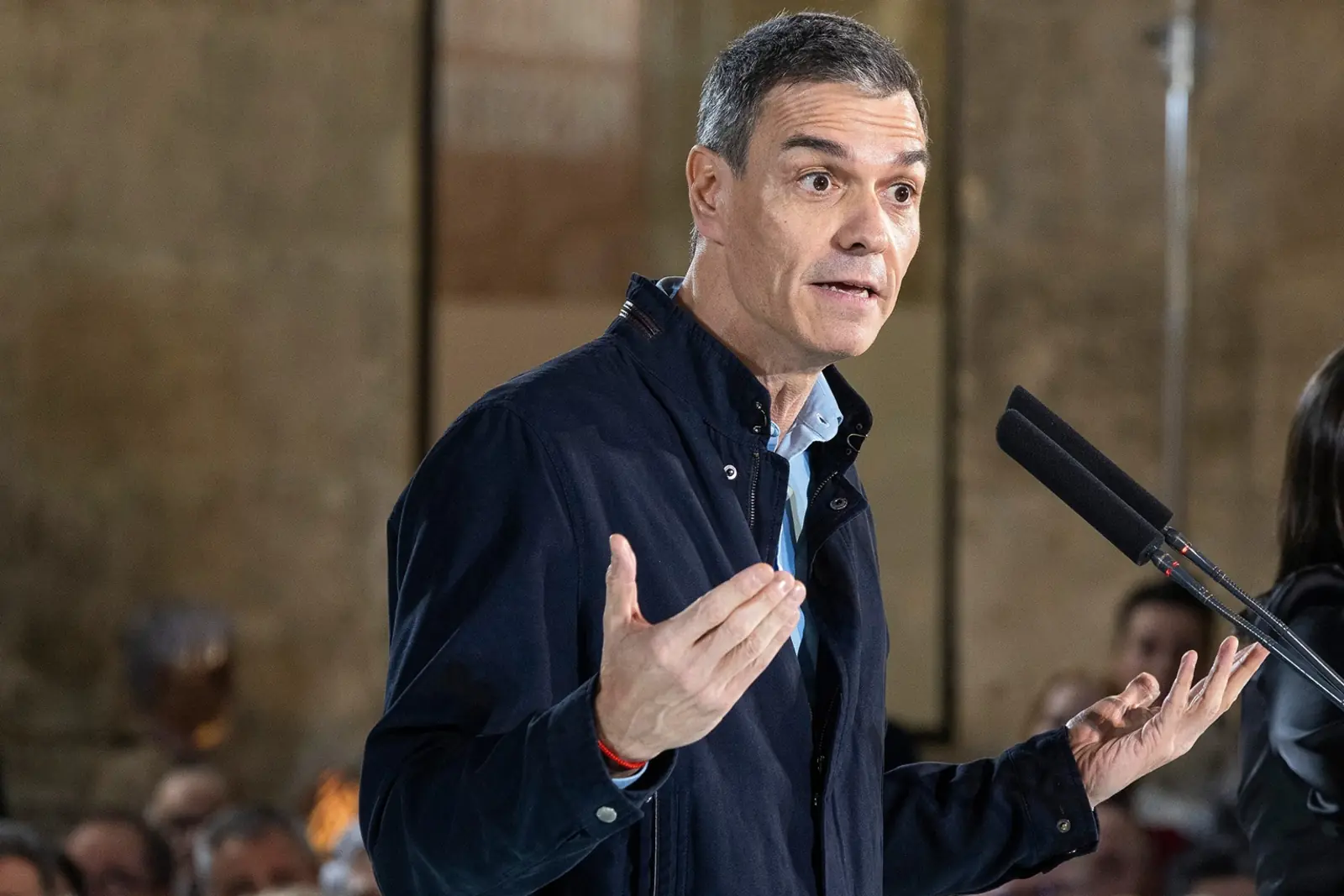 Pedro Sánchez deja a los jóvenes sin futuro: salarios hundidos y riqueza concentrada en los mayores de 55 años