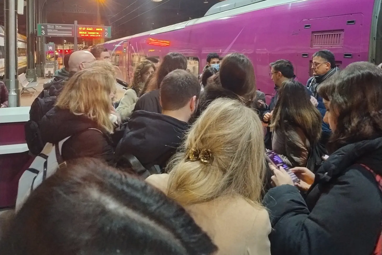 Cerca de 400 pasajeros afectados por retrasos de un tren en Valladolid durante la huelga de Renfe