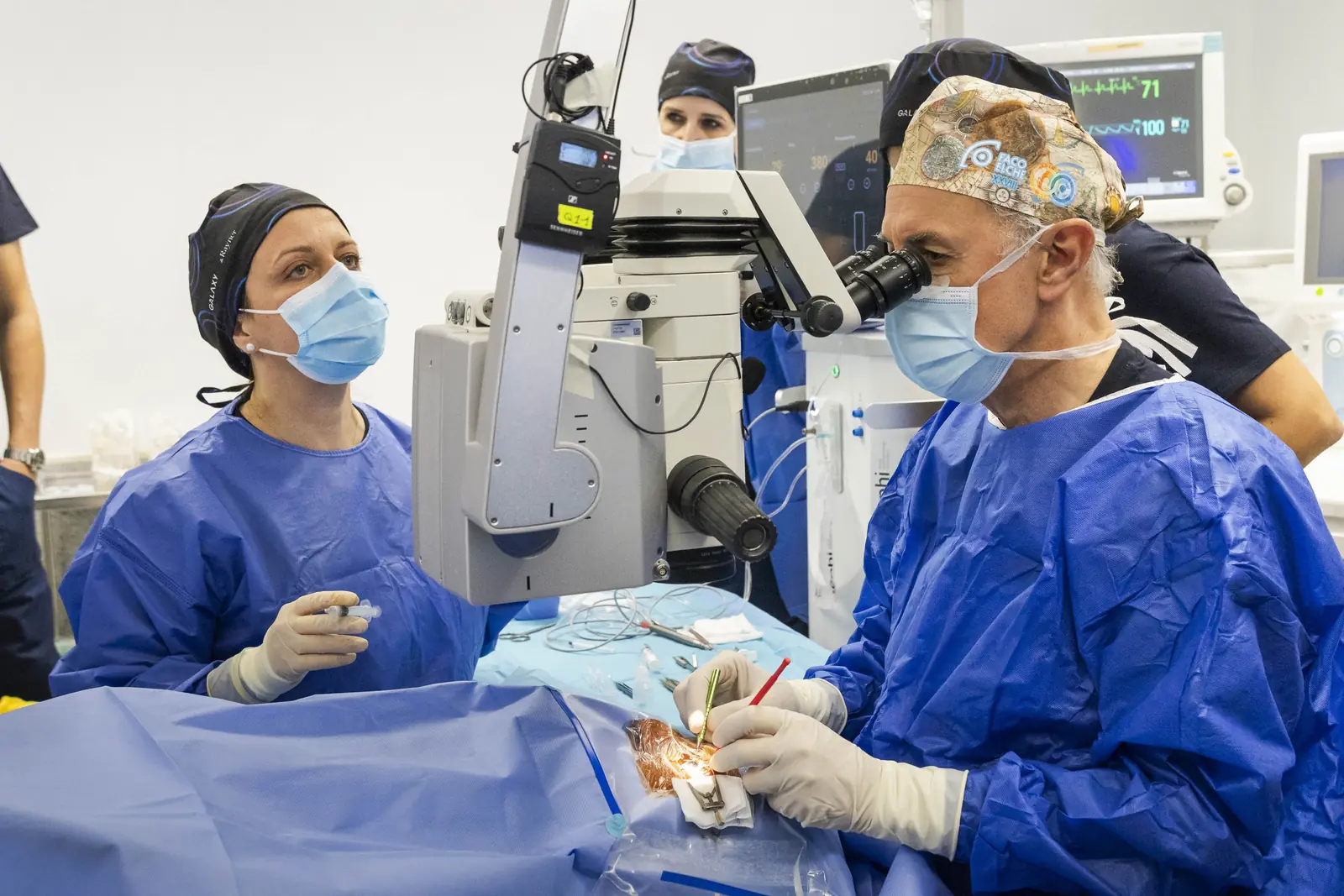 El codirector de FacoElche se somete en
directo a la implantación bilateral de una lente
diseñada con IA