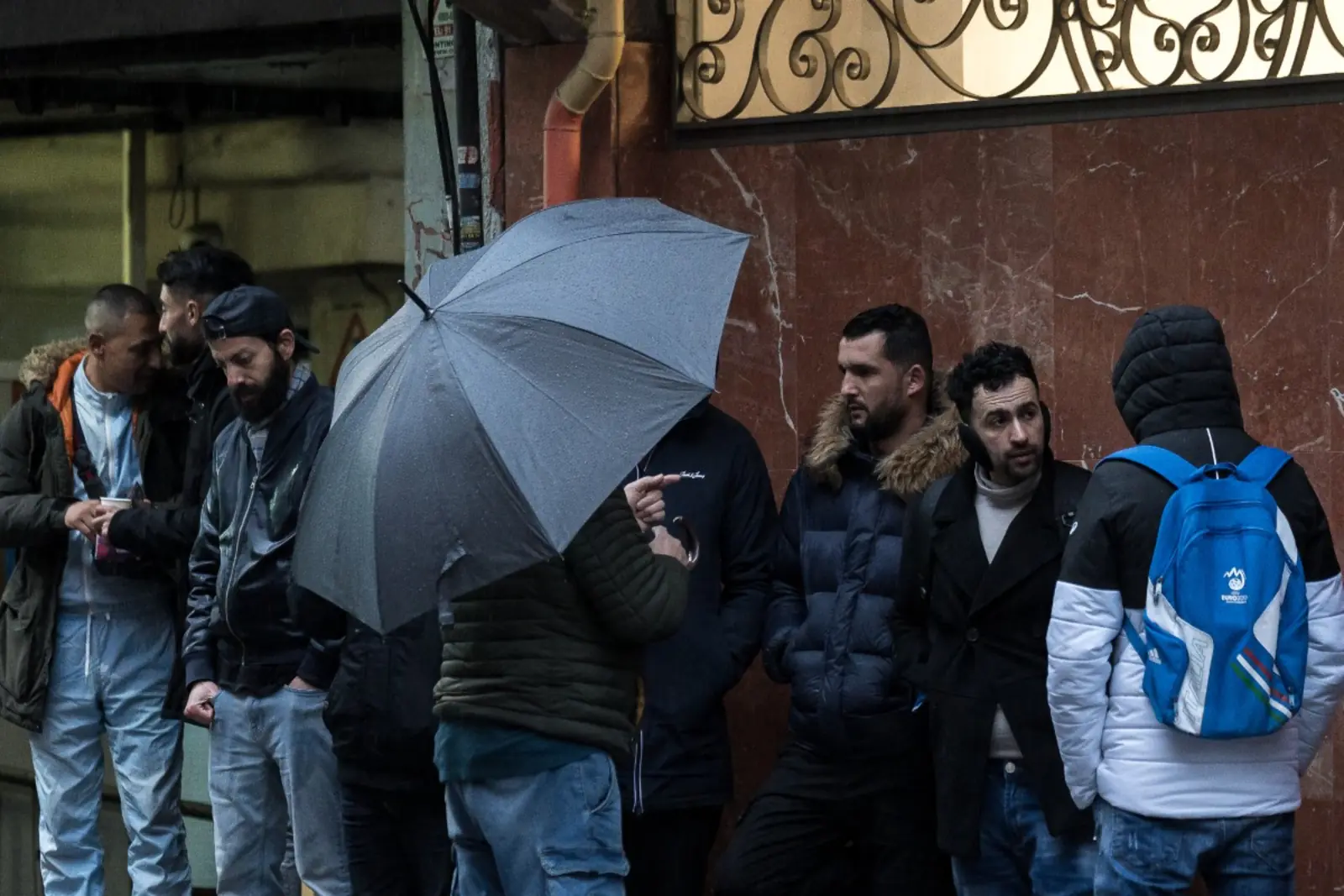 Marroquís frente al consulado. 