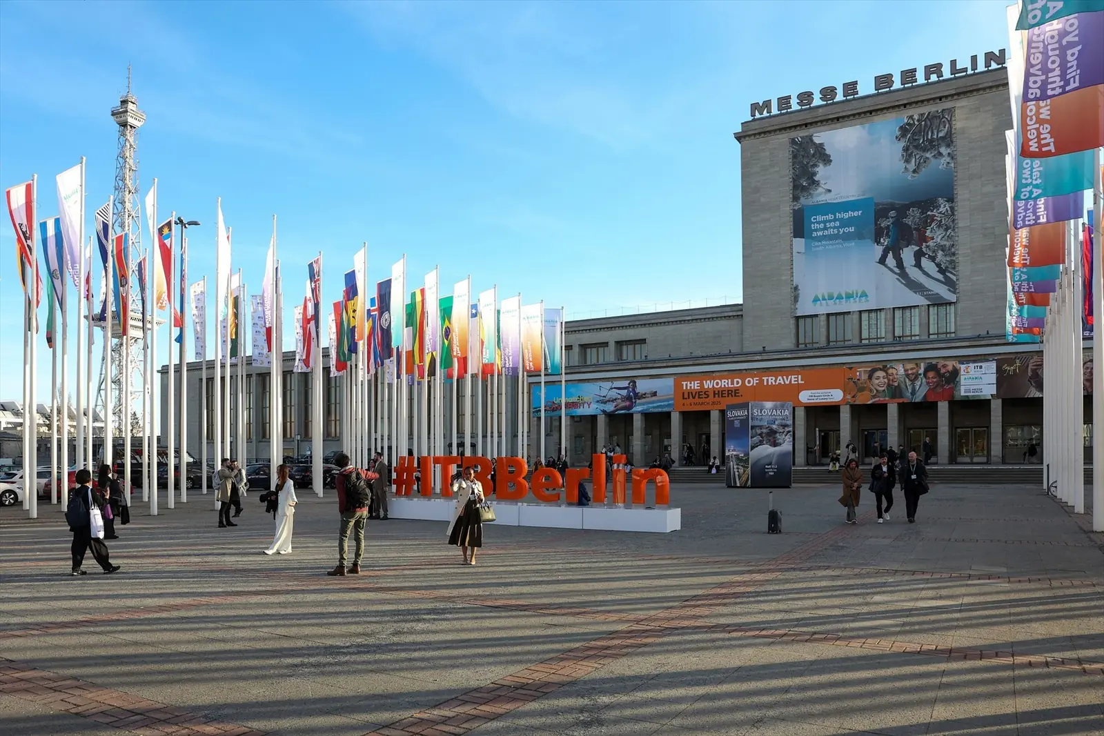 La Consejería de Cultura, Turismo y Deporte lleva tres proyectos museísticos de Santander como eje central de su exposición