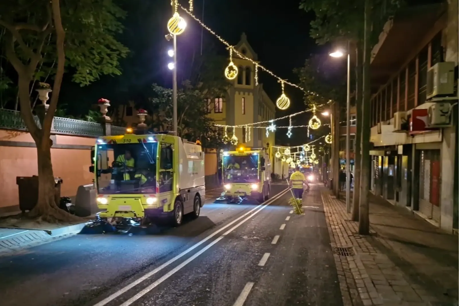 La eficacia de la limpieza devuelve la normalidad en Santa Cruz de Tenerife tras el Carnaval