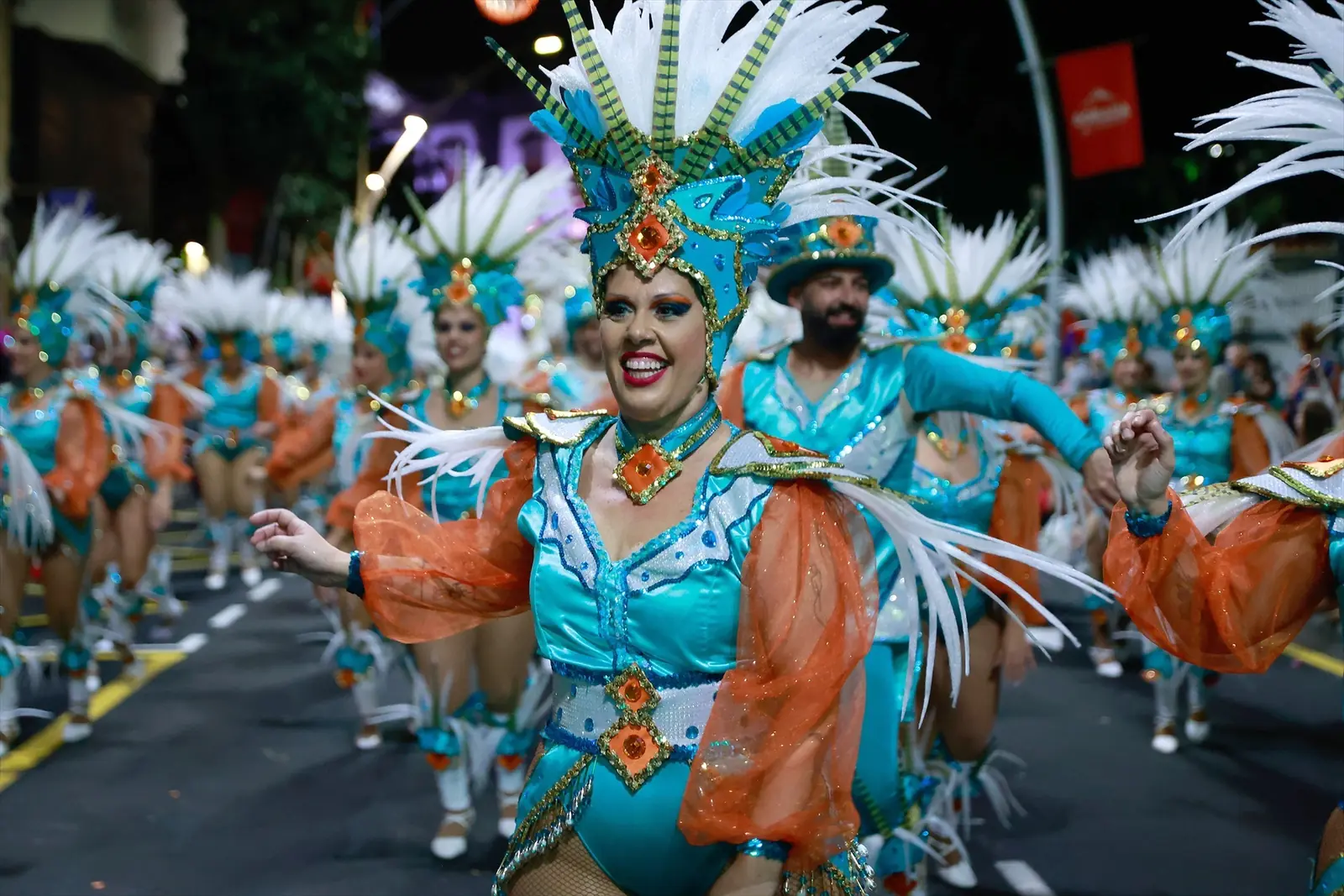 El Carnaval conquista Santa Cruz de Tenerife al ritmo latino