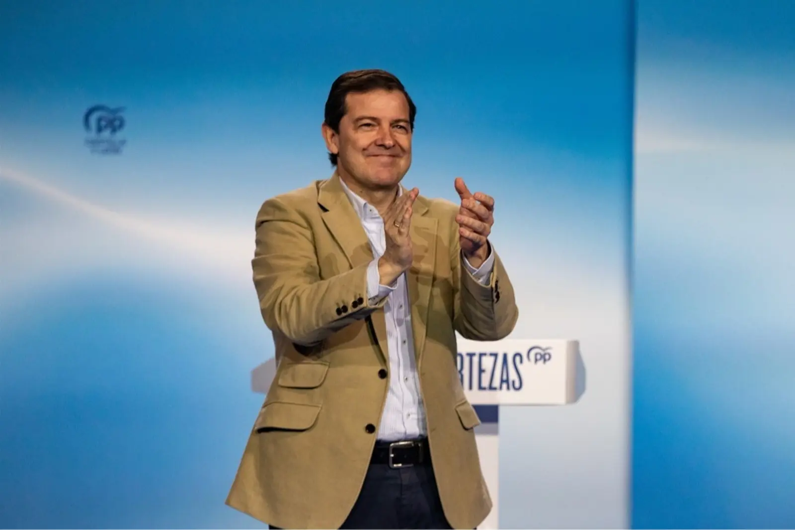 Mañueco traslada a Azucarera el apoyo de la Junta para mantener empleo y actividad industrial en Castilla y León