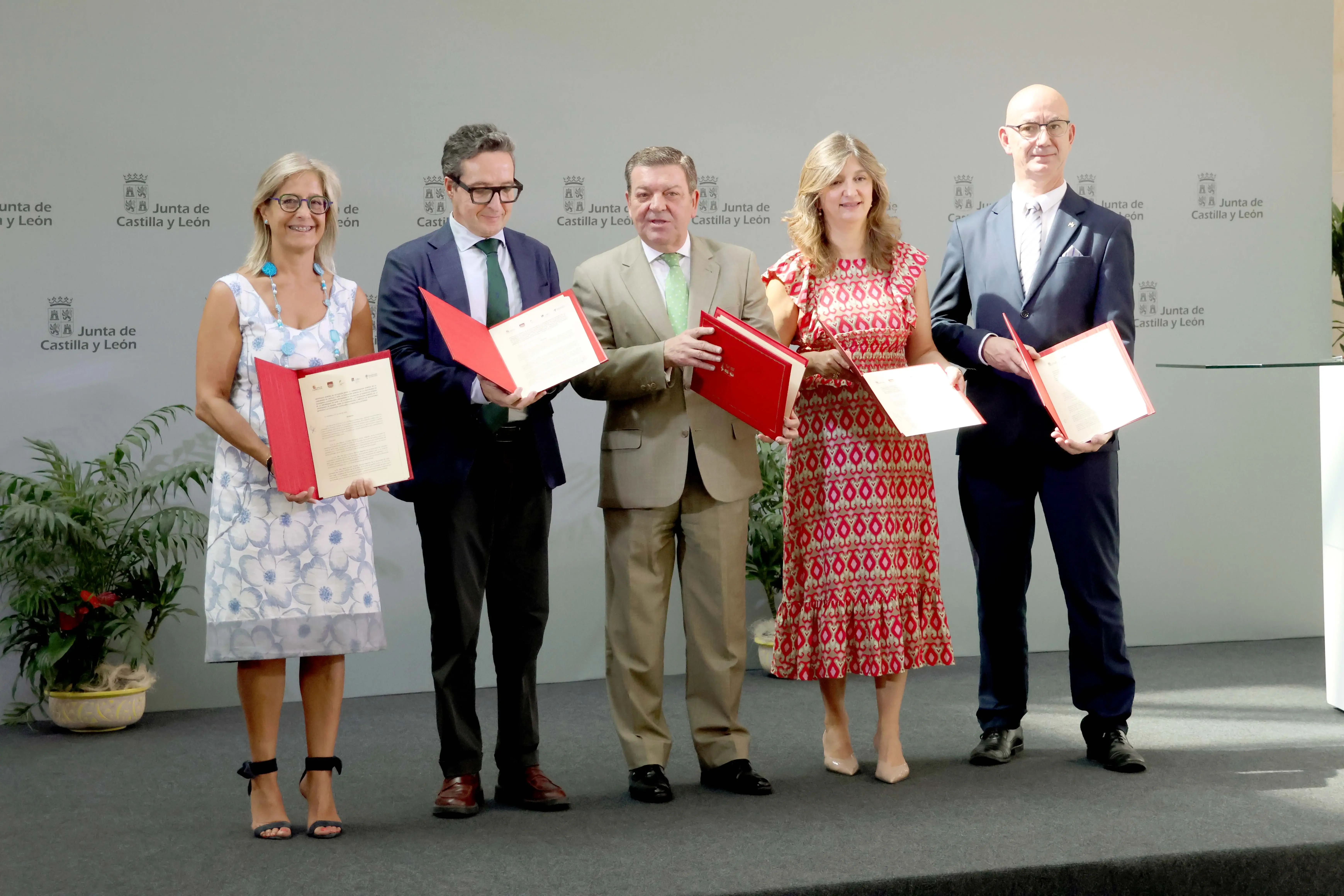 La Junta y las universidades públicas de Castilla y León impulsan becas para favorecer el retorno del talento