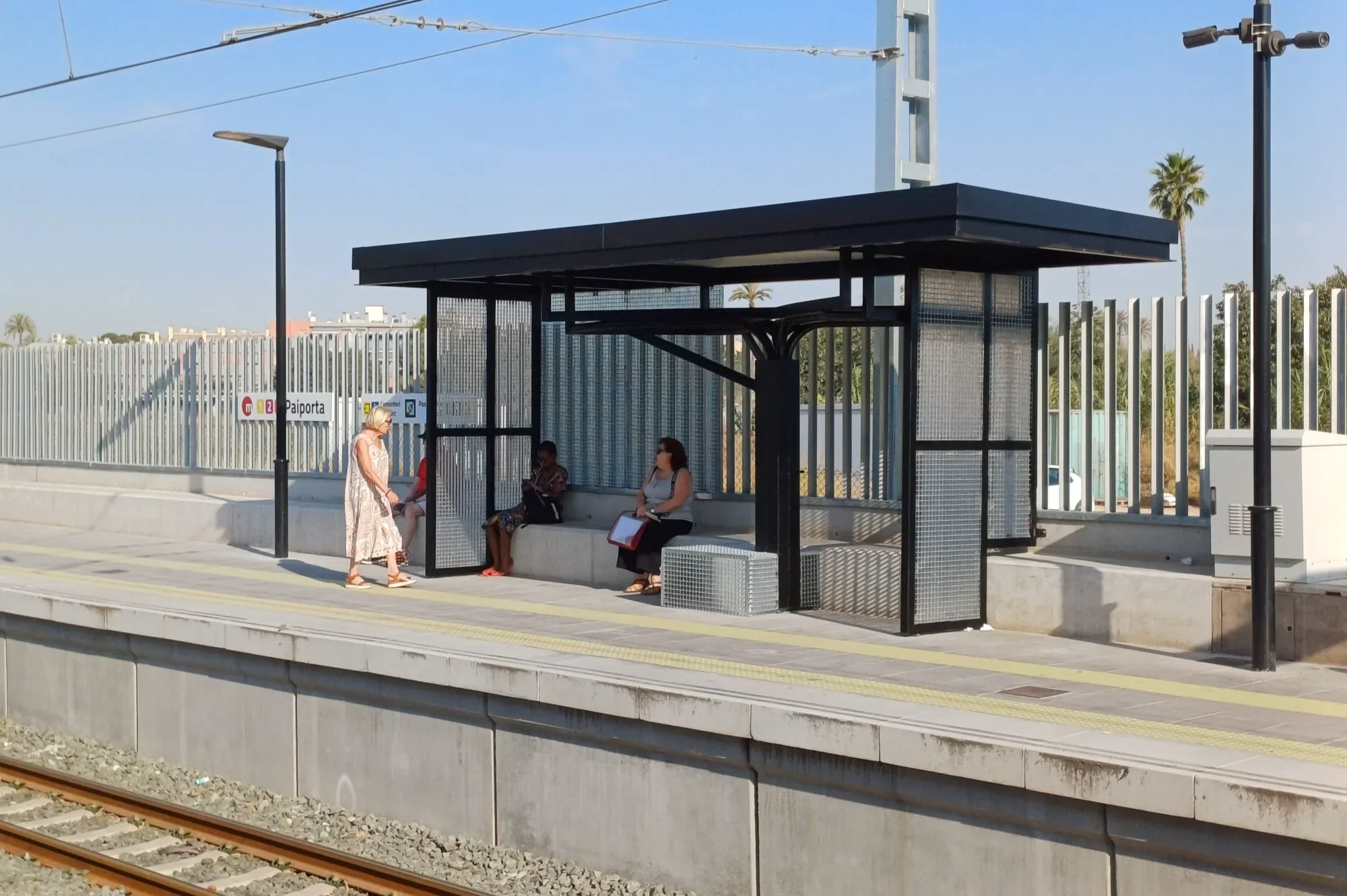 Metrovalencia instala nuevas marquesinas en la estación de Paiporta para mejorar el confort de los viajeros