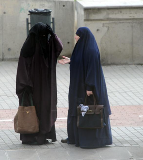 El Ayuntamiento de Sevilla aprobó en pleno limitar el uso del burka