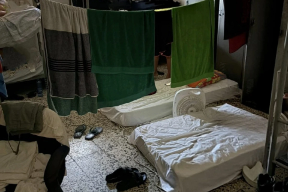 Denuncian el hacinamiento de los policías en Ceuta: duermen en el suelo y comparten aseos
