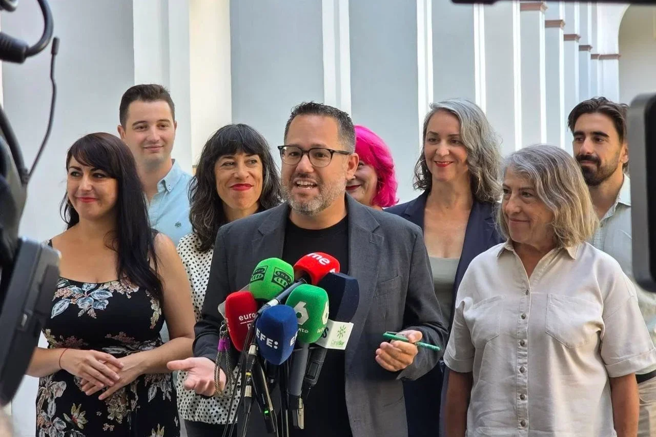 Los nacionalistas de Adelante Andalucía comienzan su ‘show’ en el Parlamento: así han sido sus esperpénticos juramentos